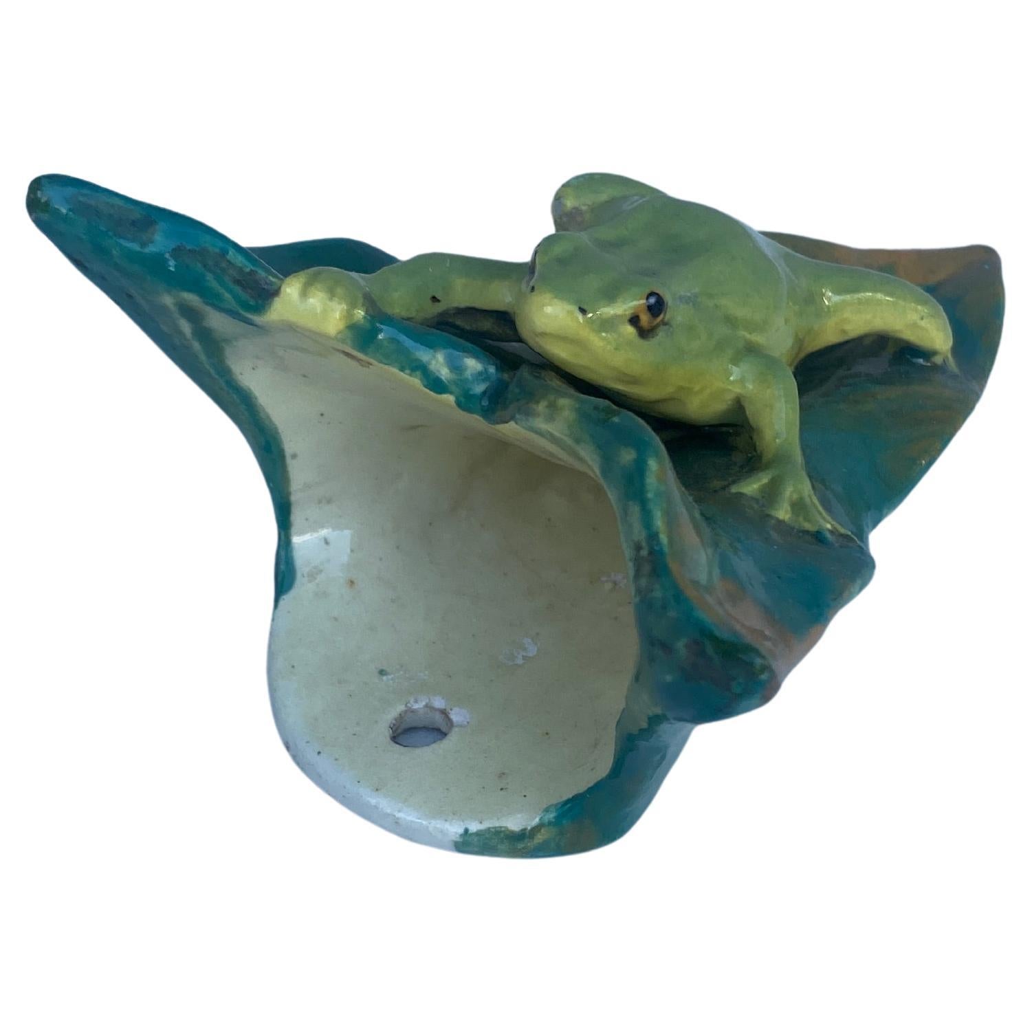 Tasca da parete a rana in maiolica francese Jerome Massier Fils Vallauris, circa 1900 In condizioni buone in vendita a Austin, TX