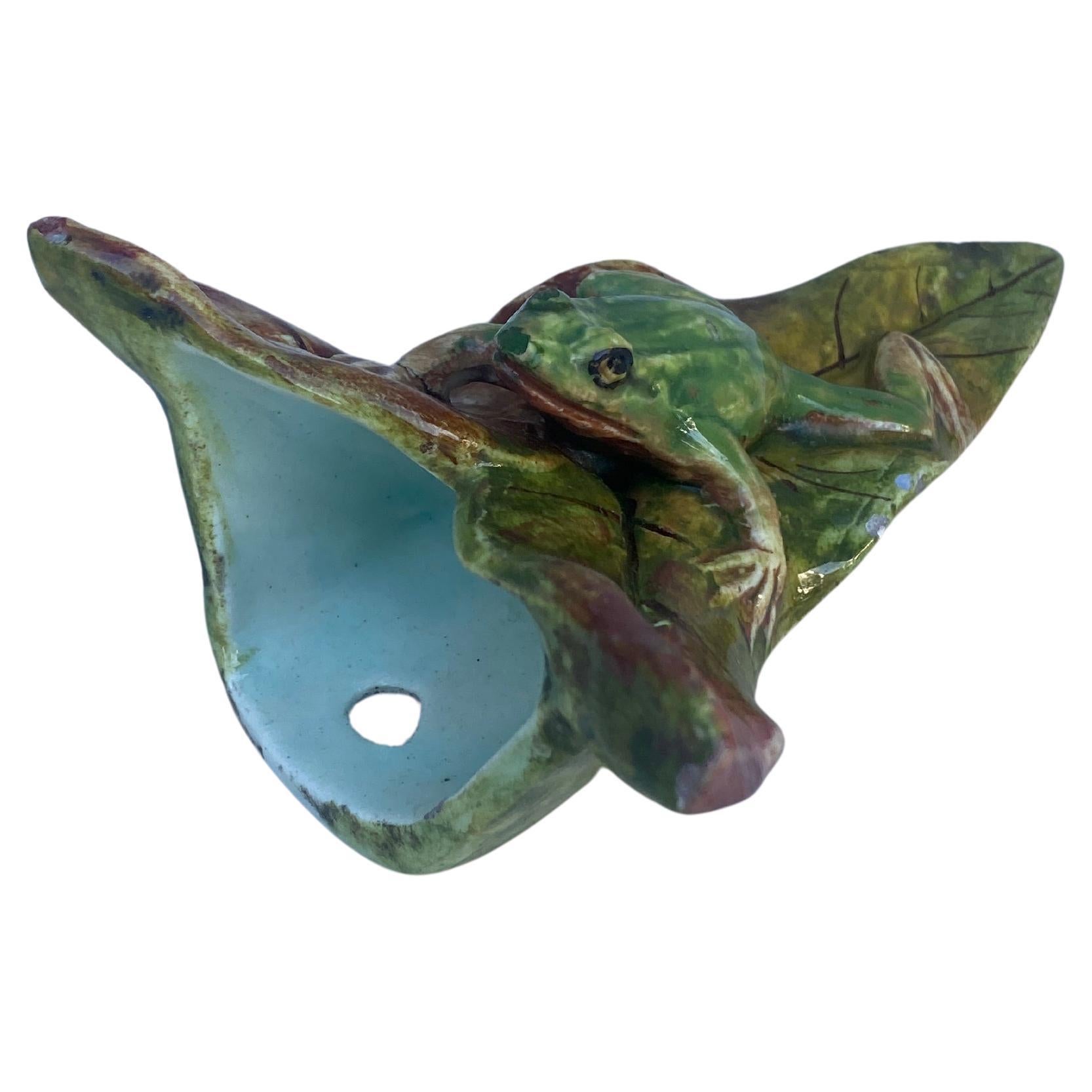 Francese Tasca da parete a rana in maiolica francese Jerome Massier Fils Vallauris, circa 1900 in vendita
