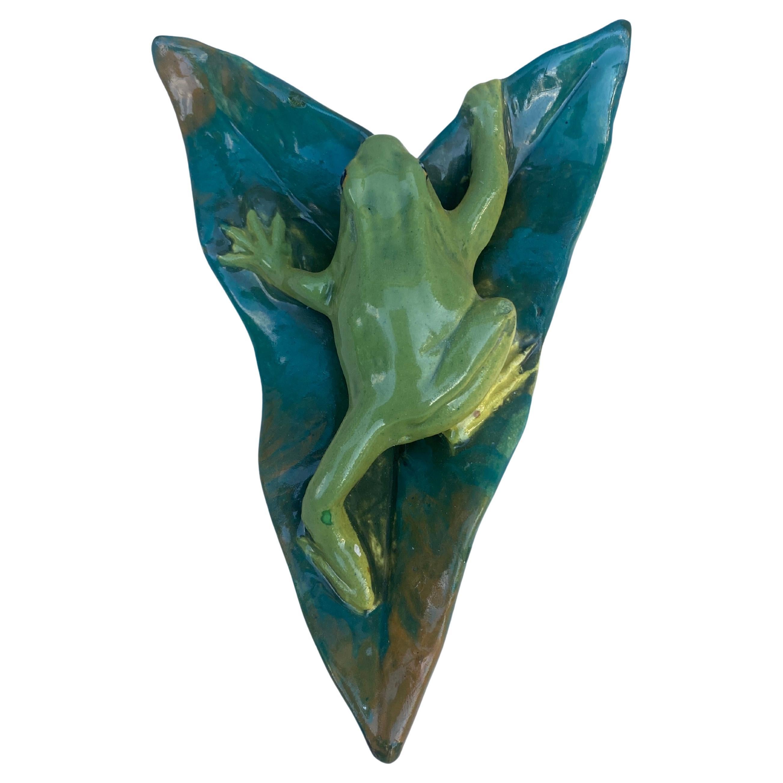 Art Nouveau Tasca da parete a rana in maiolica francese Jerome Massier Fils Vallauris, circa 1900 in vendita