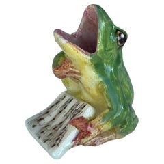 Französischer Majolika- Frosch mit Musik Partitionen von Jerome Massier Fils, um 1900