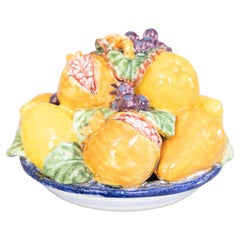 Centre de table avec arrangement de coupes de fruits en majolique française, vers 1950