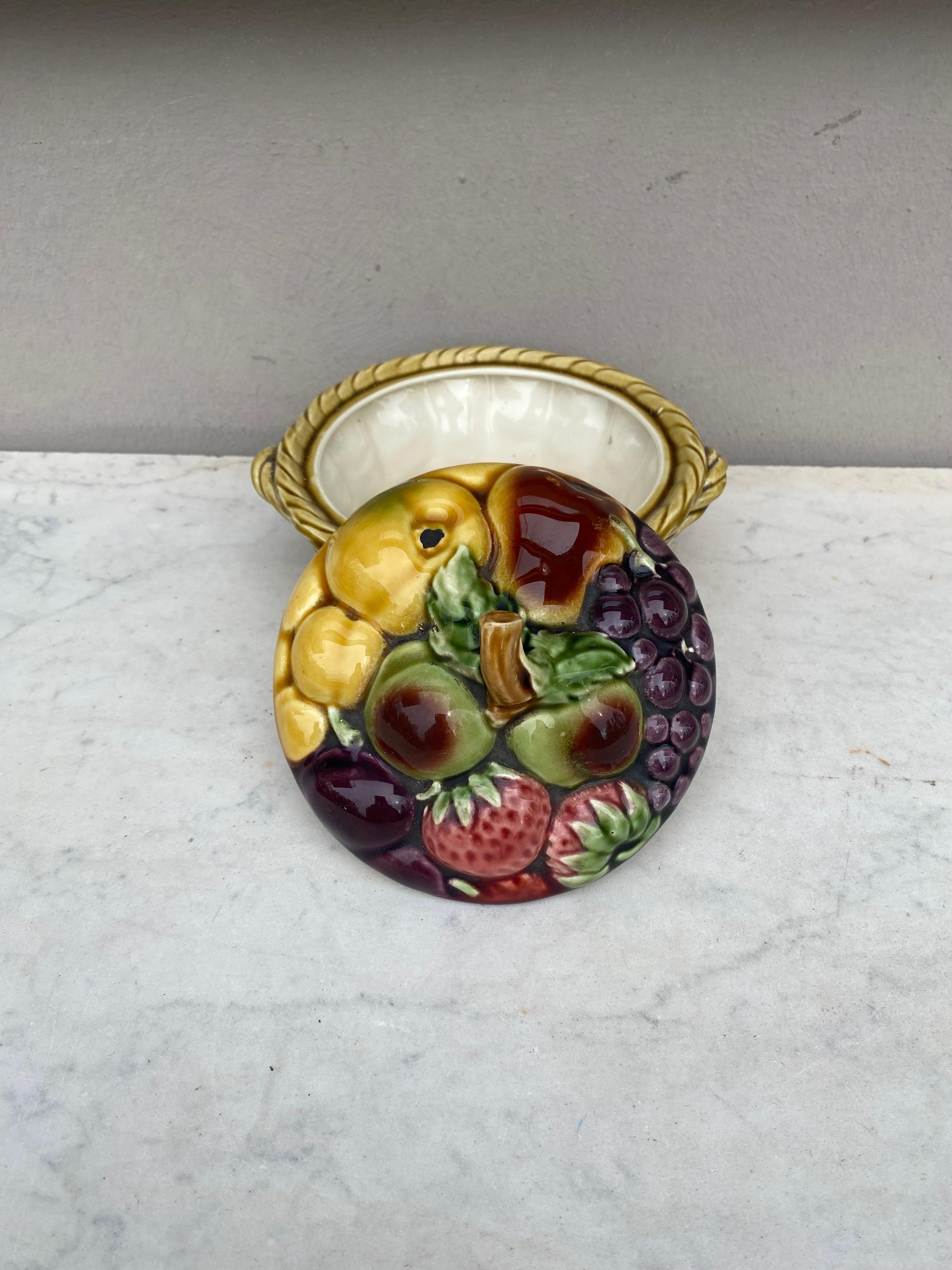 French Majolica Fruits Basket Sarreguemines, circa 1920 In Good Condition For Sale In Austin, TX