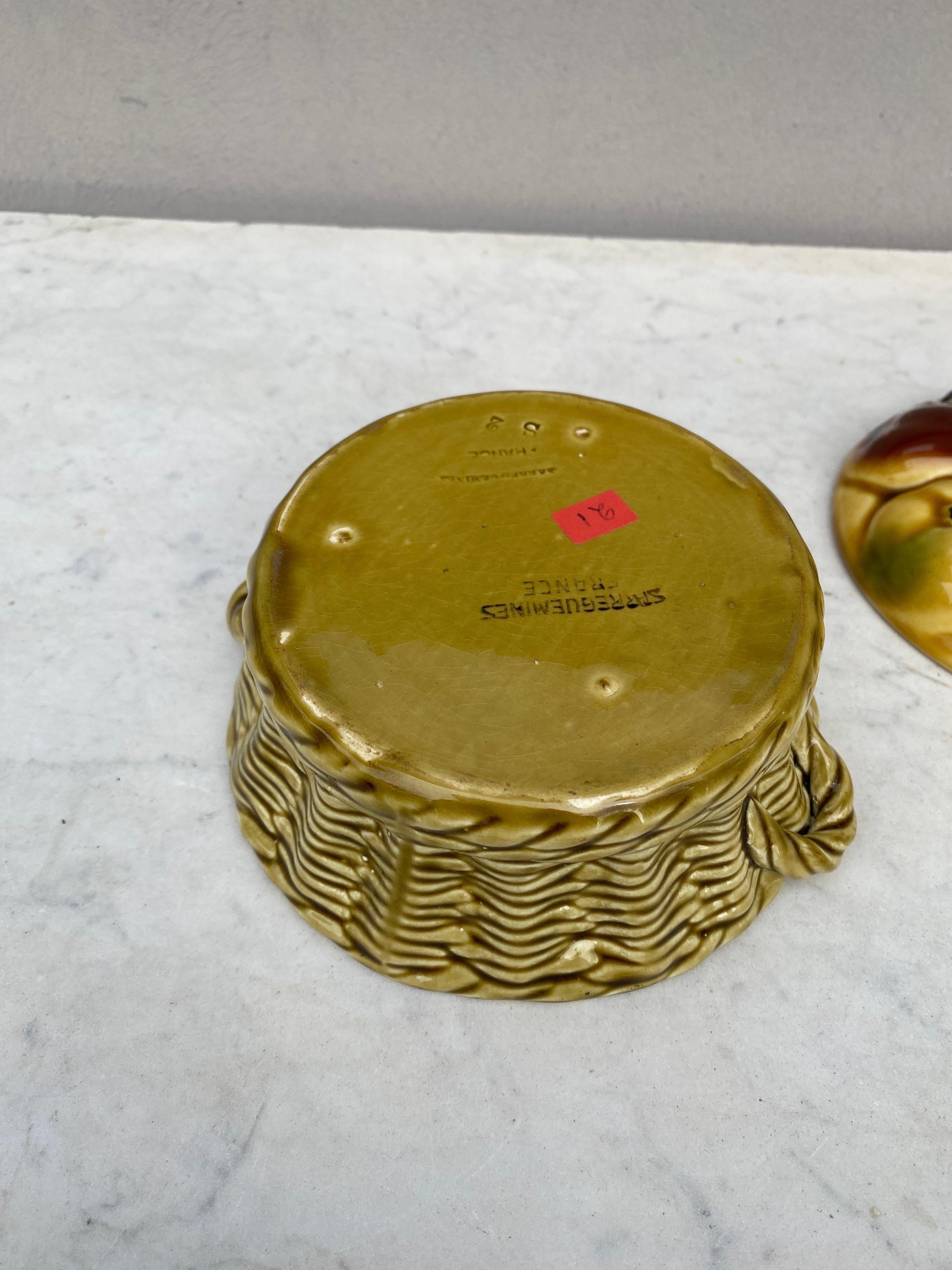 Französischer Majolika-Obstkorb Sarreguemines, um 1920 (Keramik) im Angebot