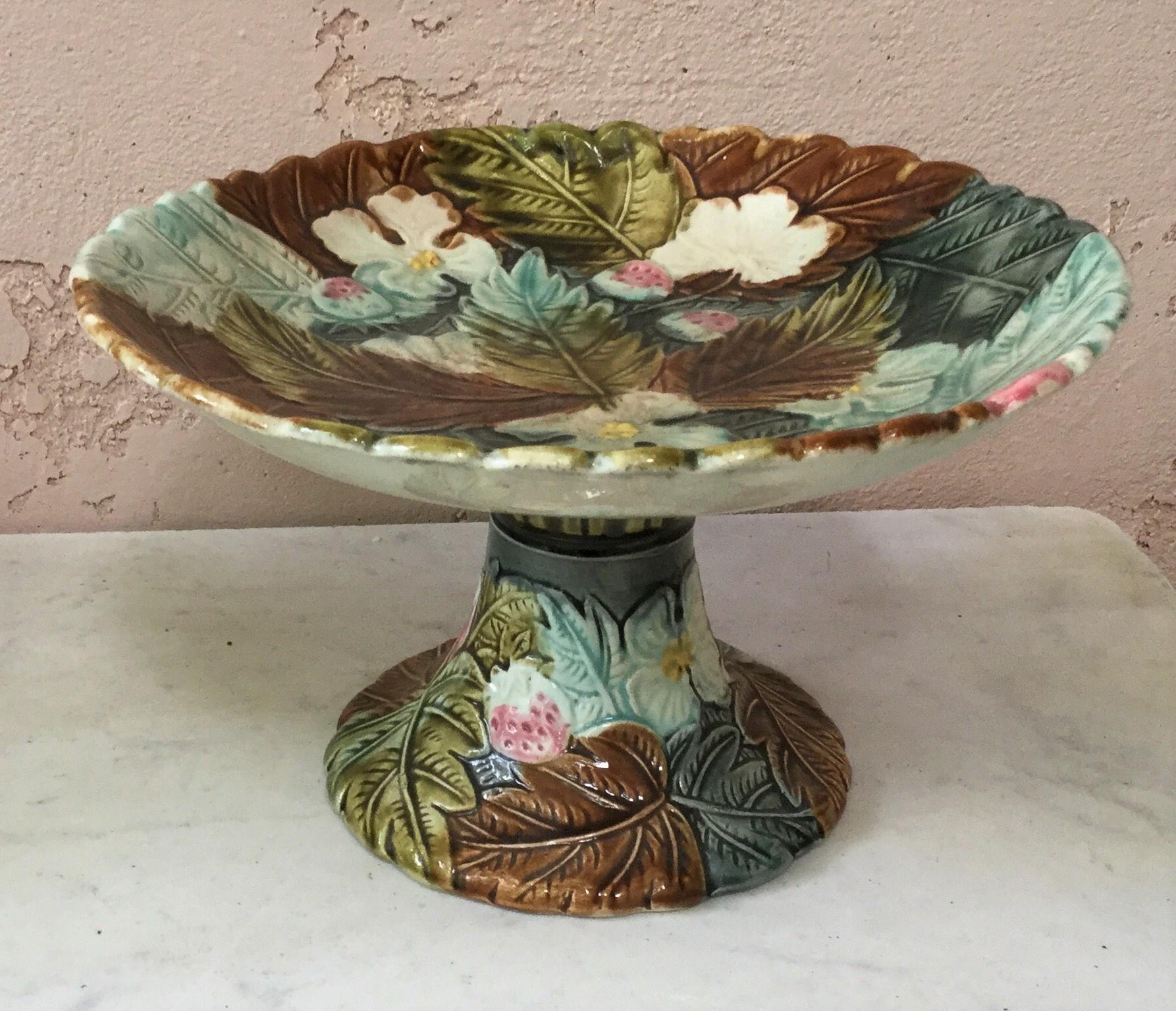 French Majolica Fruits Cake Stand or Comport Sarreguemines, circa 1920 For Sale 1