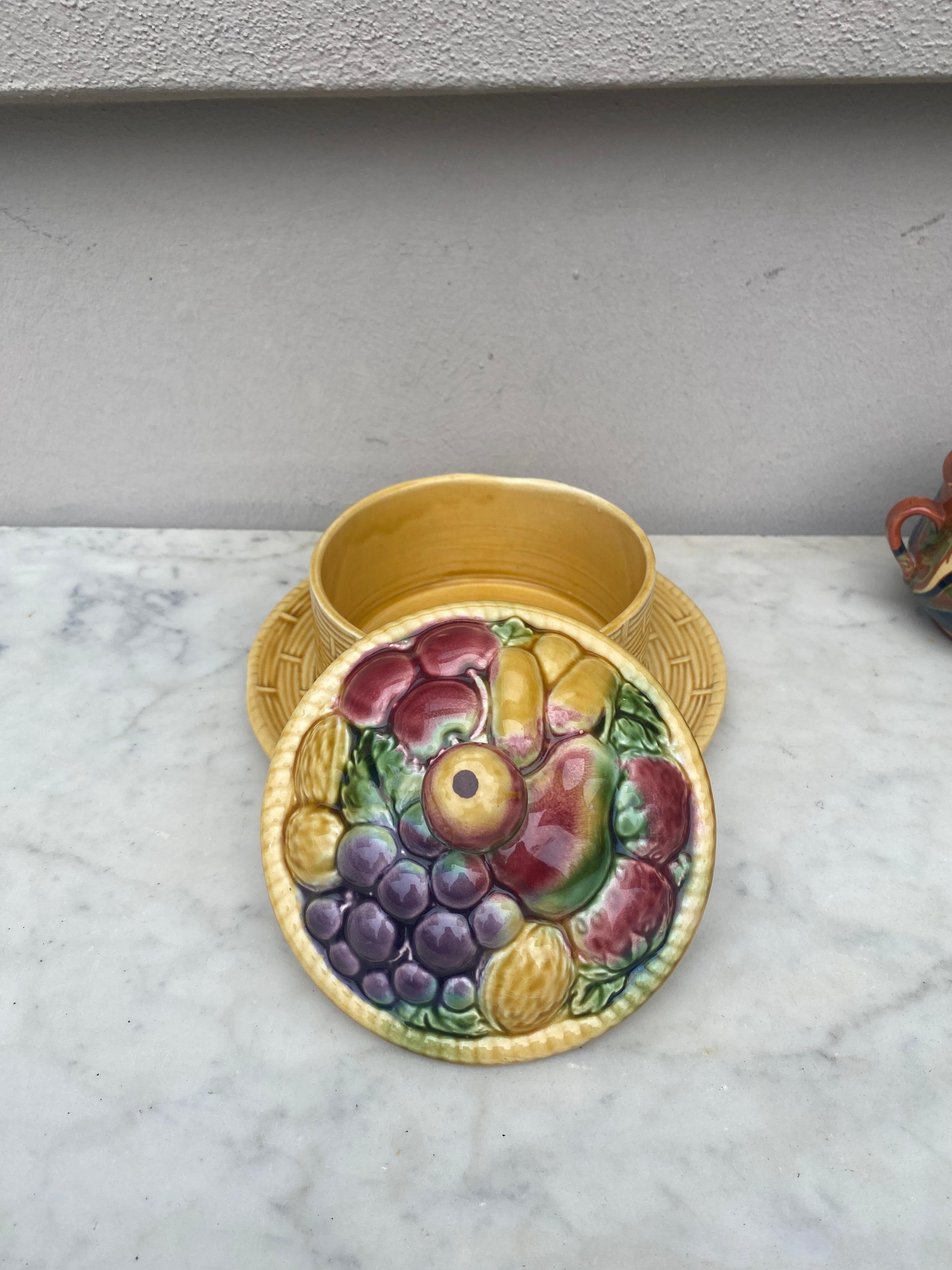 French Majolica Fruits Tureen Sarreguemines, circa 1920 In Good Condition For Sale In Austin, TX