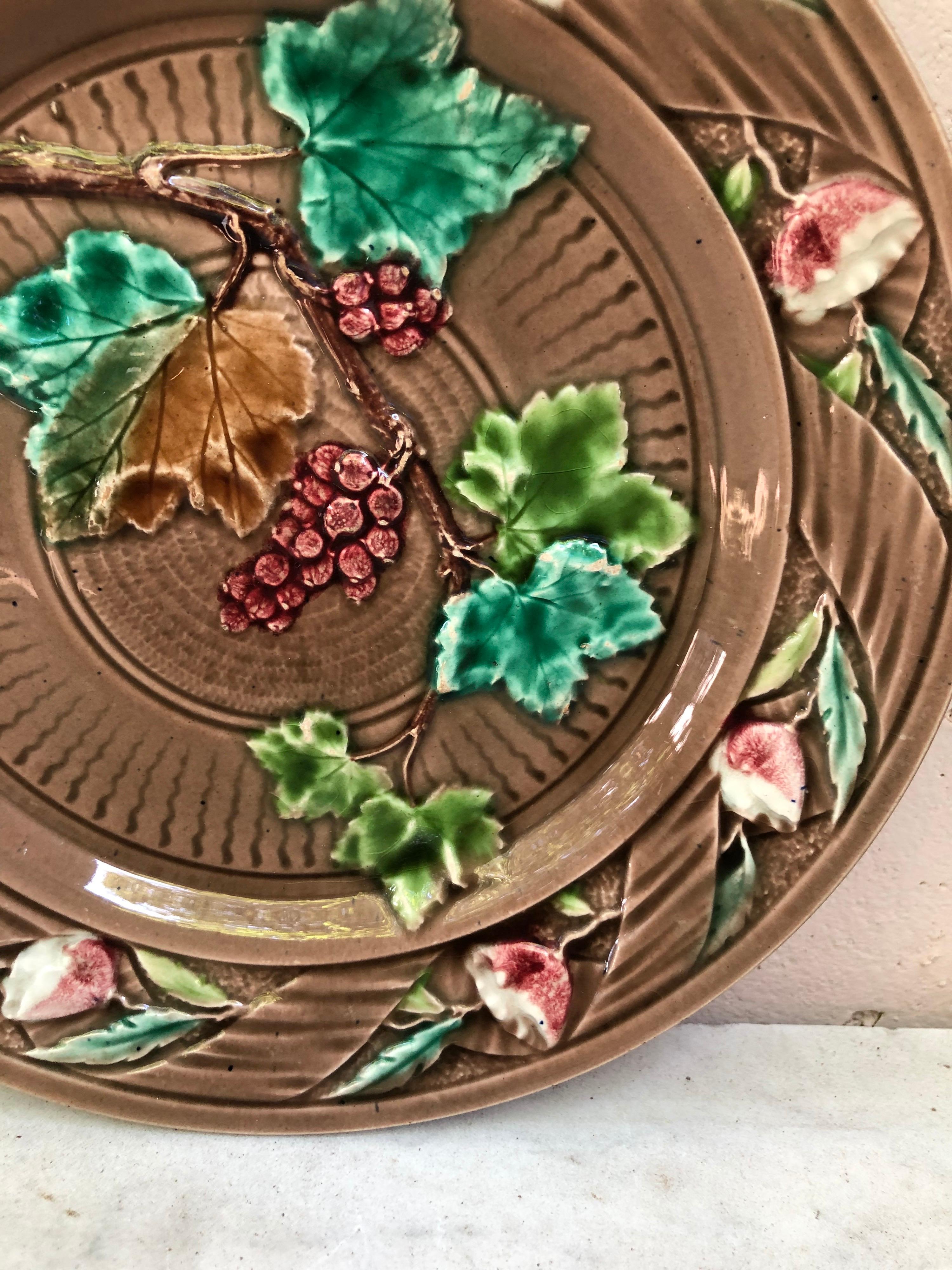 French Majolica Grape & Flowers Plate Luneville, circa 1880 In Good Condition For Sale In Austin, TX