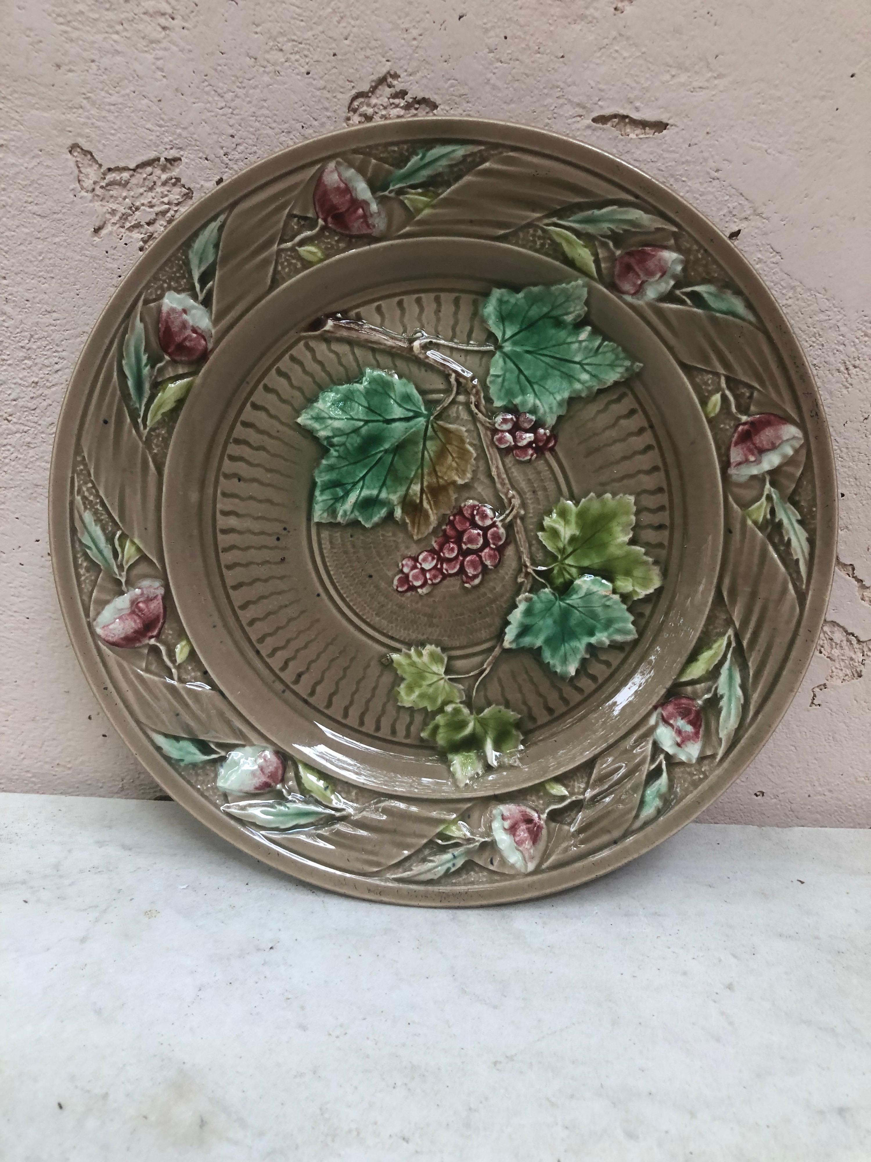 French Majolica Grape & Flowers Plate Luneville, circa 1880 In Good Condition For Sale In Austin, TX