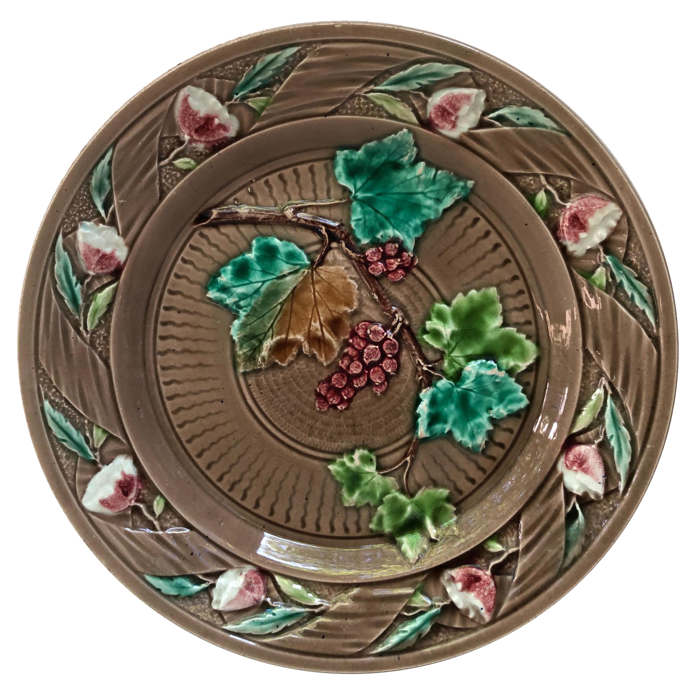 Assiette à raisins et fleurs en majolique française Luneville, vers 1880