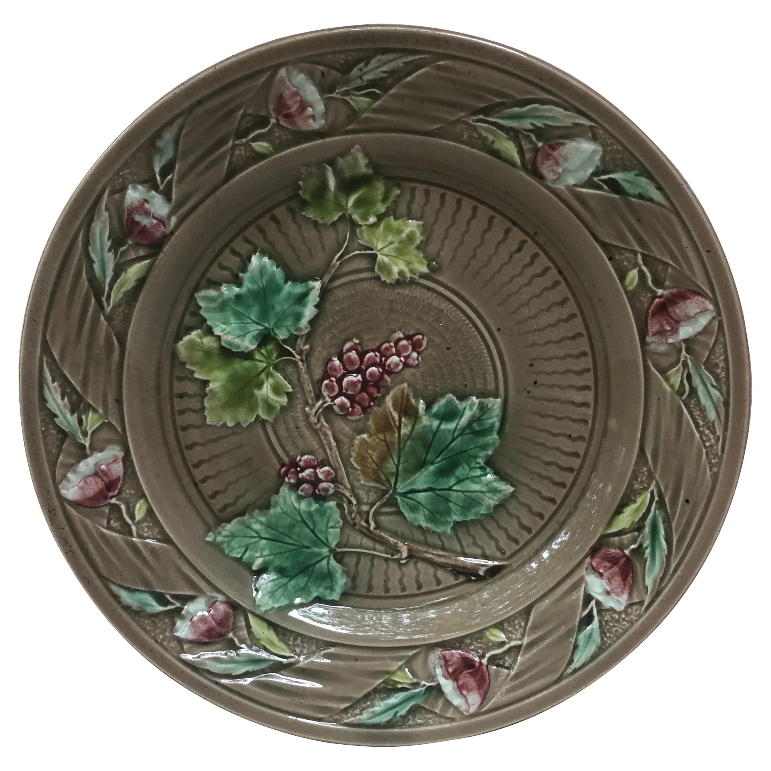 Assiette à raisin et à fleurs en majolique française Luneville, vers 1880 en vente