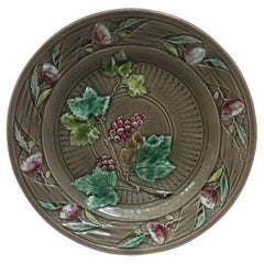Französischer Majolika-Teller mit Trauben und Blumen Luneville, um 1880