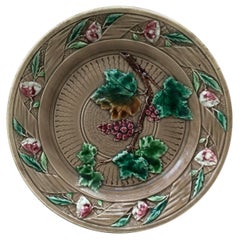 Majolika-Teller mit Trauben und Blumen aus Luneville, um 1880