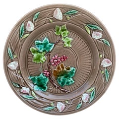 Assiette à raisins et fleurs en majolique française de Luneville, vers 1880