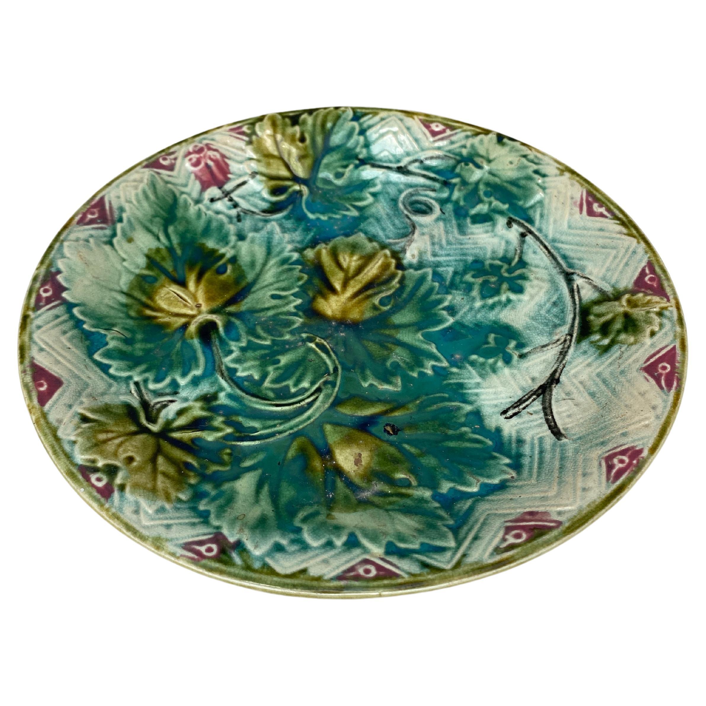 Französischer Majolika-Teller mit Weinblättern Onnaing, um 1900.