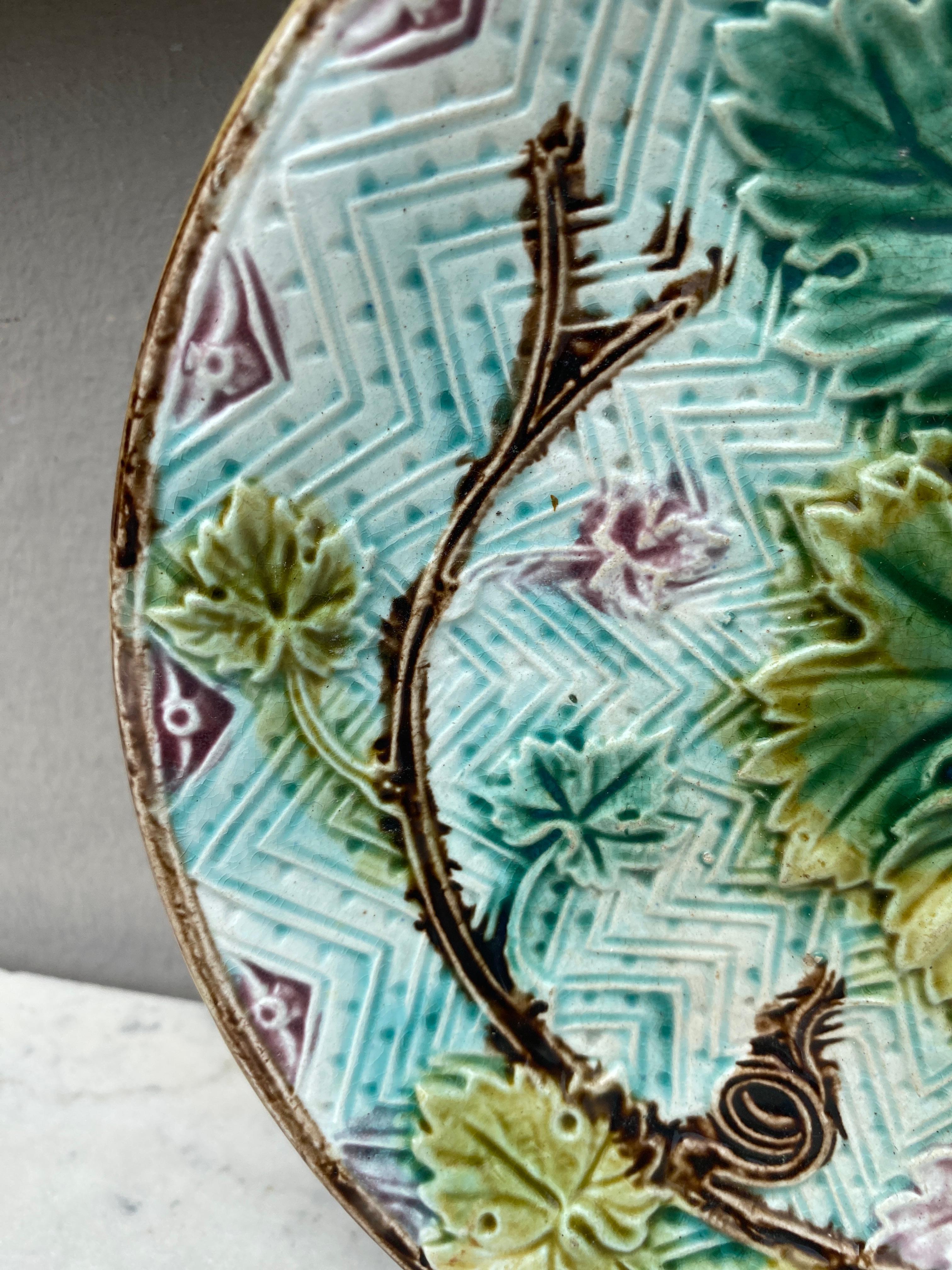 Assiette à feuilles de vigne en majolique française Onnaing, vers 1900.