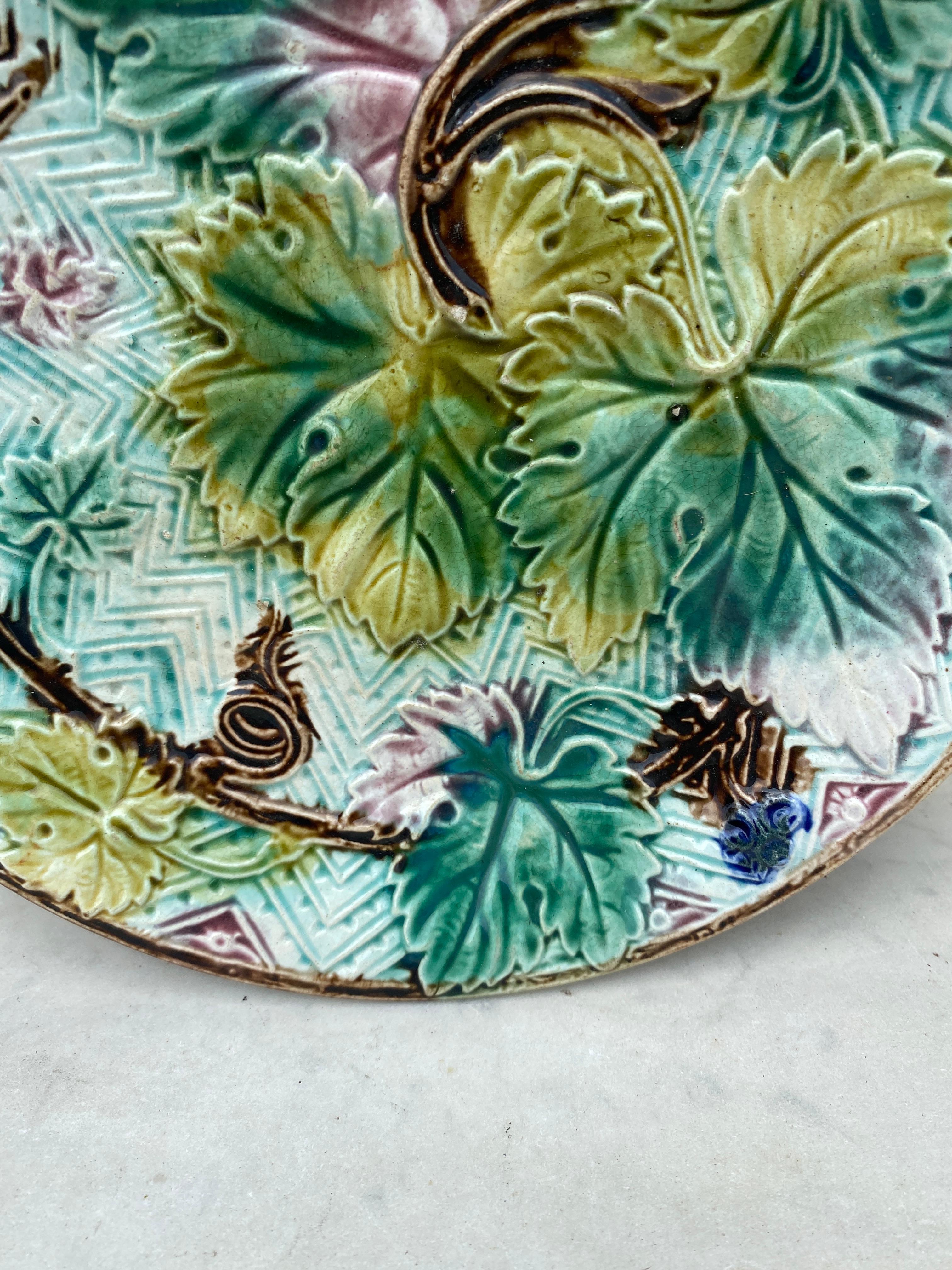 Country Assiette à feuilles de vigne en majolique française Onnaing, vers 1900 en vente