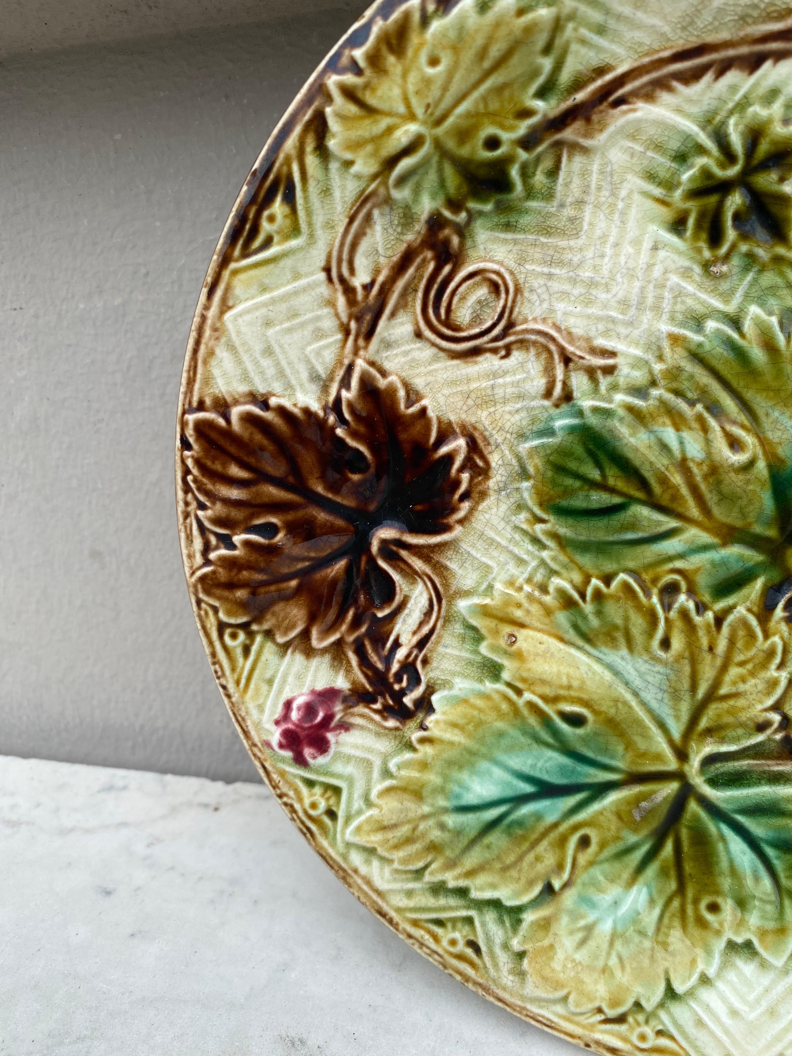 French Majolica Grape Leaves Plate Onnaing, circa 1900 In Good Condition For Sale In Austin, TX