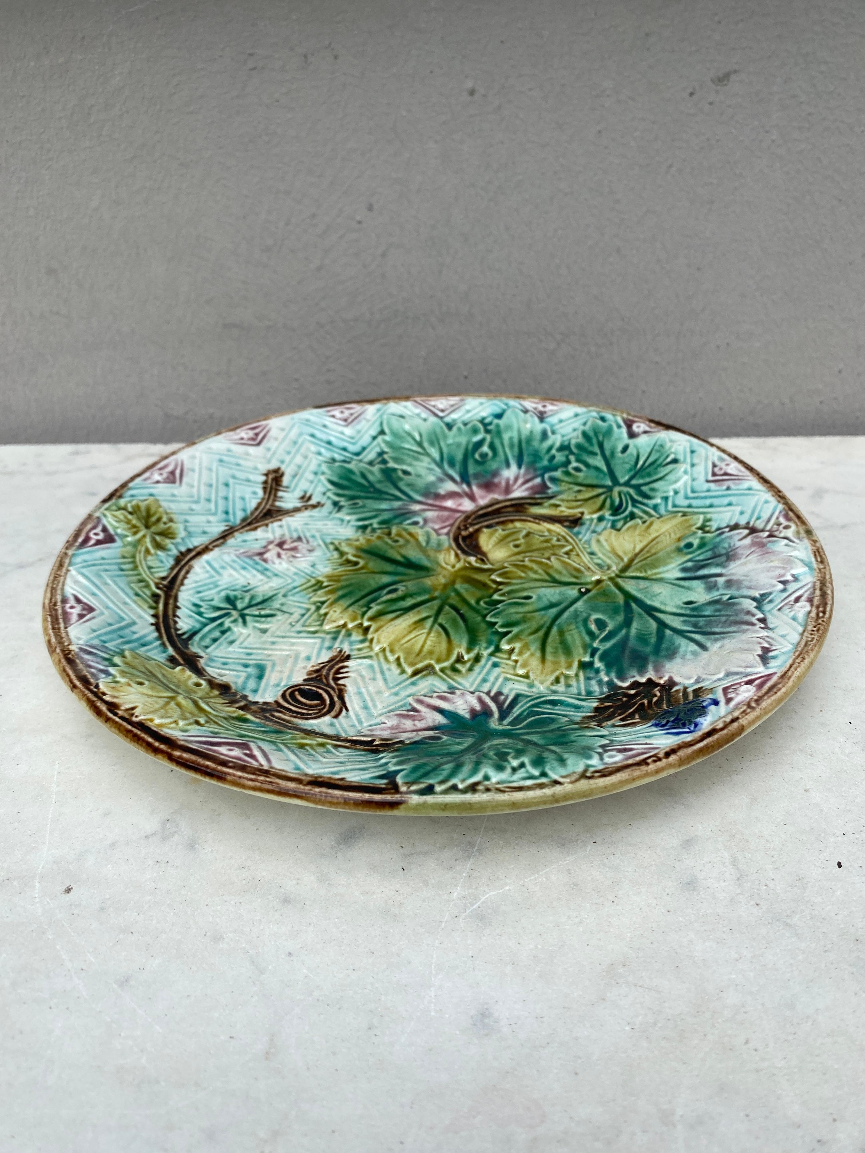 Français Assiette à feuilles de vigne en majolique française Onnaing, vers 1900 en vente