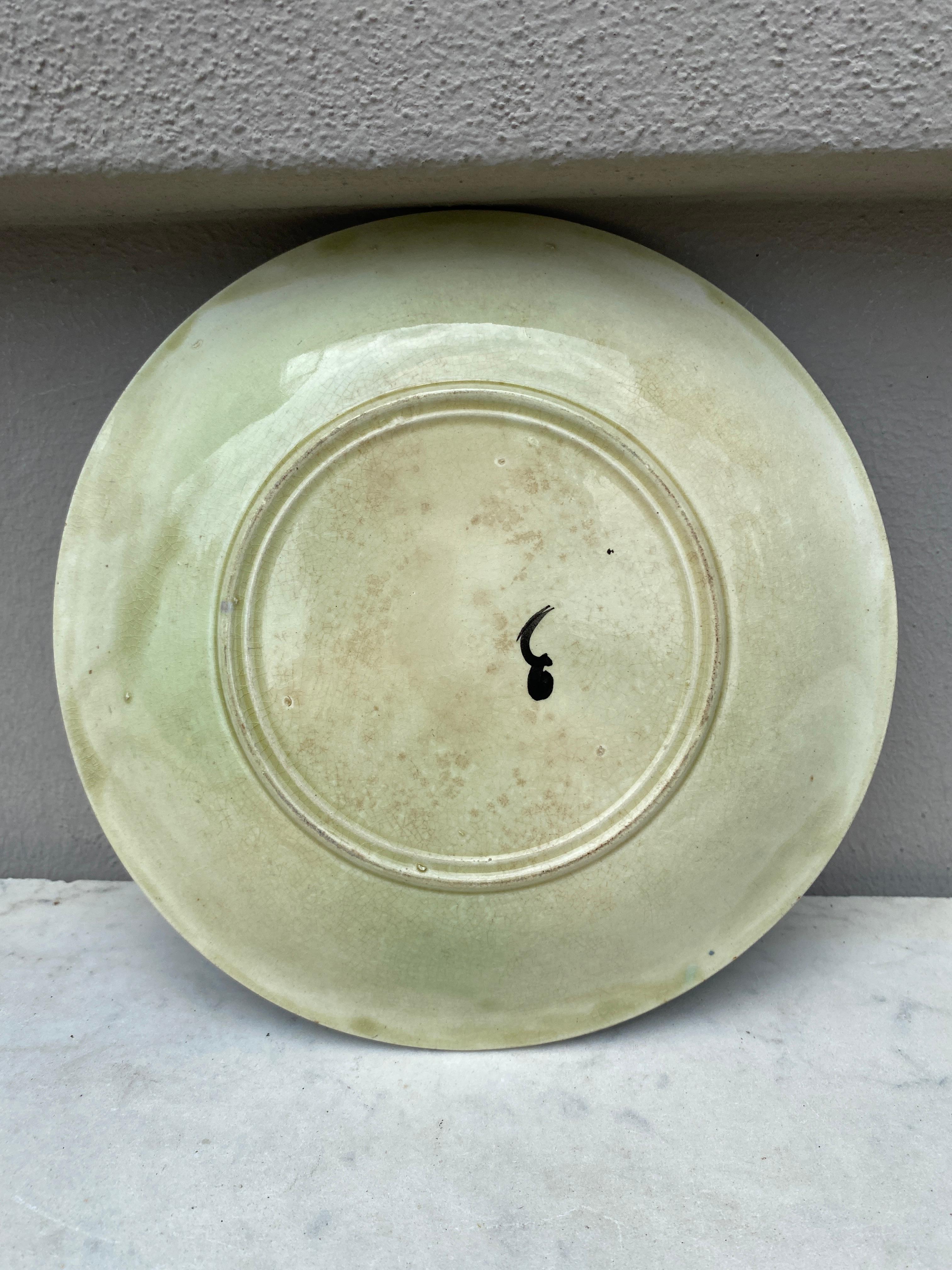 Assiette à feuilles de vigne en majolique française Onnaing, vers 1900 Bon état - En vente à Austin, TX
