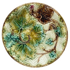 Französischer Majolika-Traubenblätterteller Onnaing, um 1900