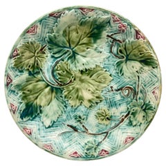 Piatto in maiolica francese con foglie d'uva Onnaing, circa 1900