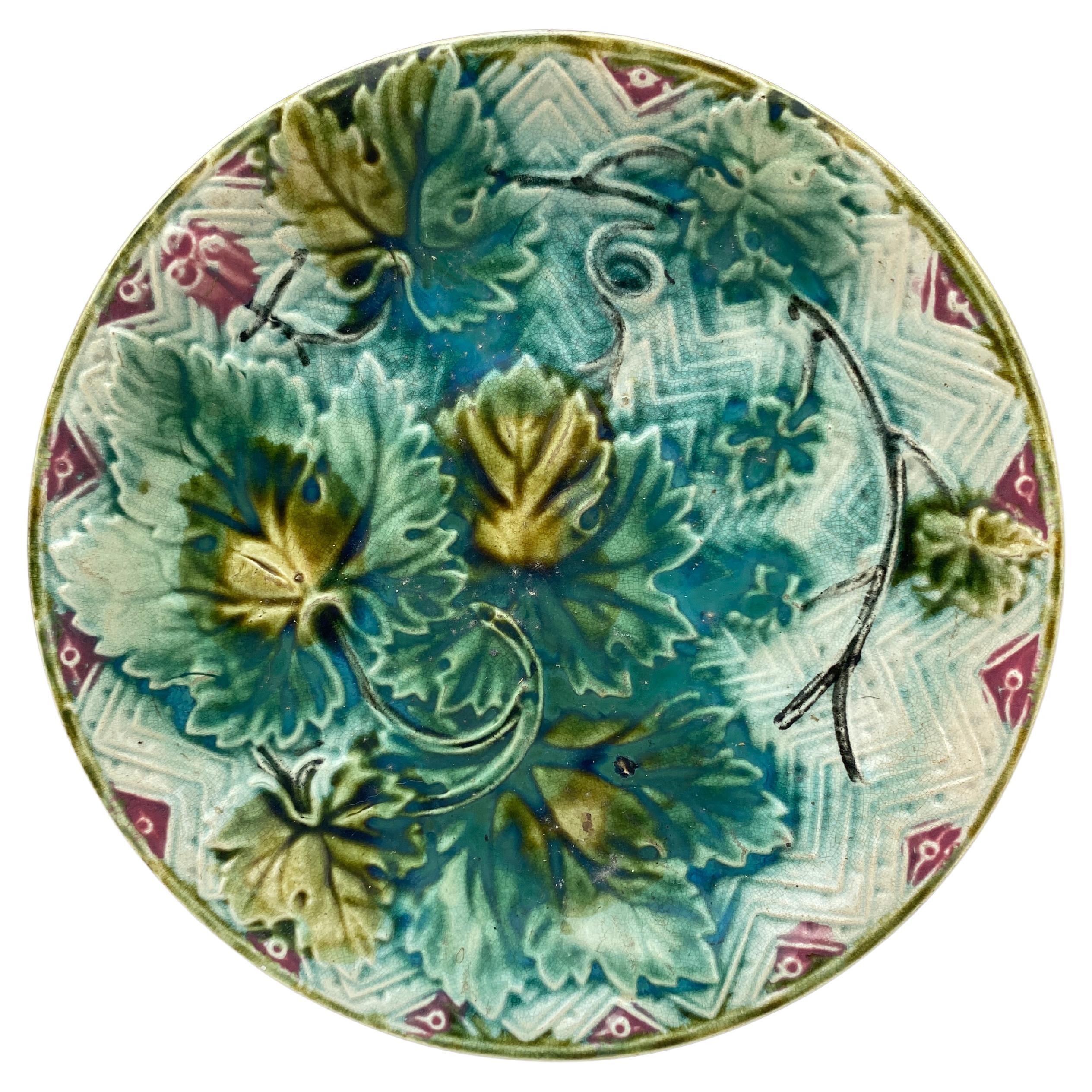 Plato Francés de Mayólica con Hojas de Uva Onnaing, circa 1900