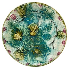 Assiette à feuilles de vigne en majolique française Onnaing, vers 1900