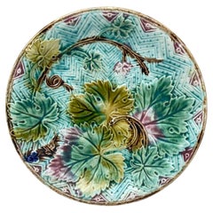 Assiette à feuilles de vigne en majolique française Onnaing, vers 1900