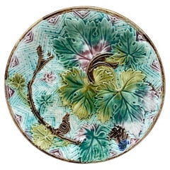 Assiette à feuilles de vigne en majolique française Onnaing, vers 1900