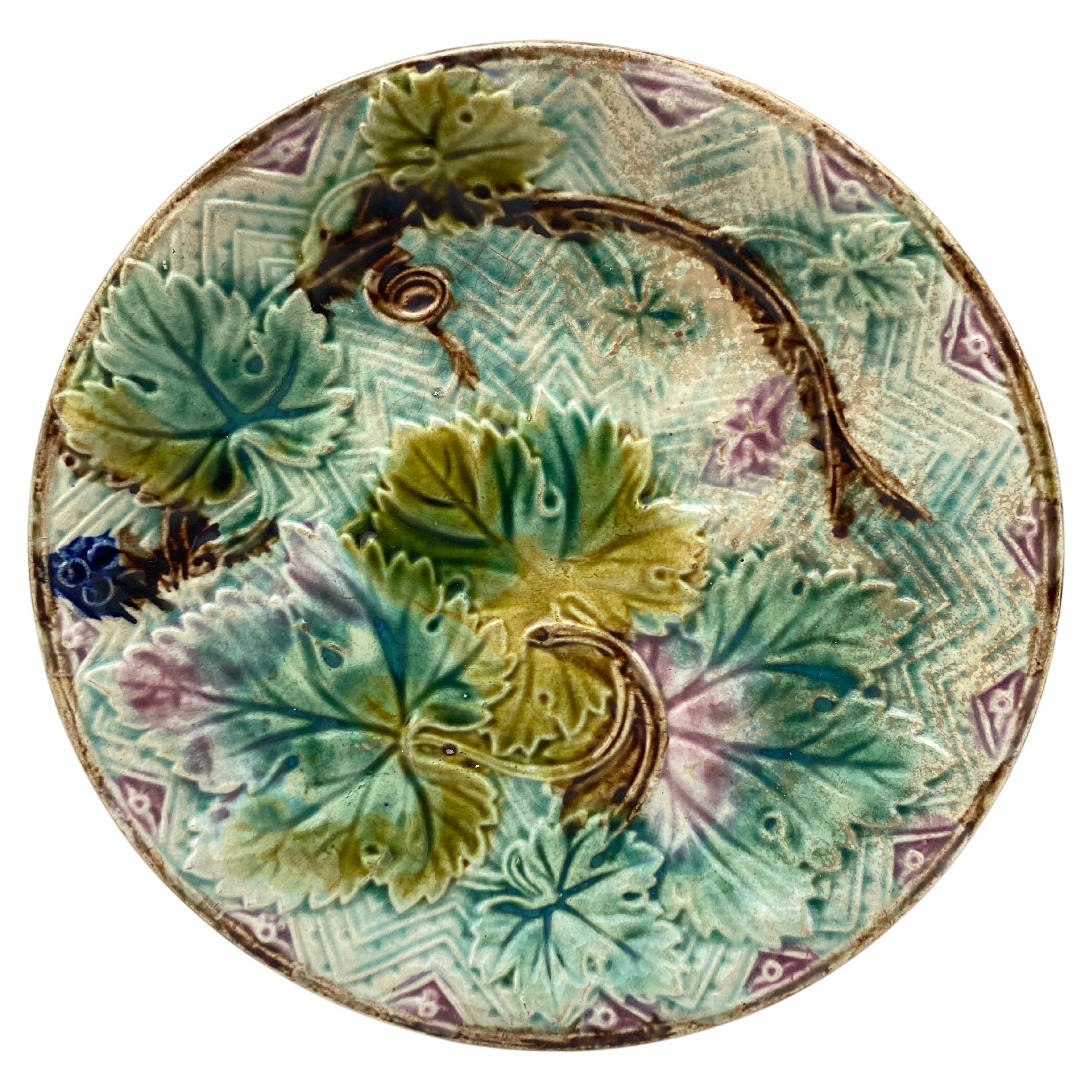 Plato Francés de Mayólica con Hojas de Uva Onnaing, circa 1900