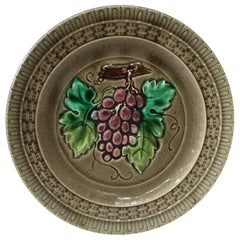 Piatto d'uva in maiolica francese Luneville, 1880 circa