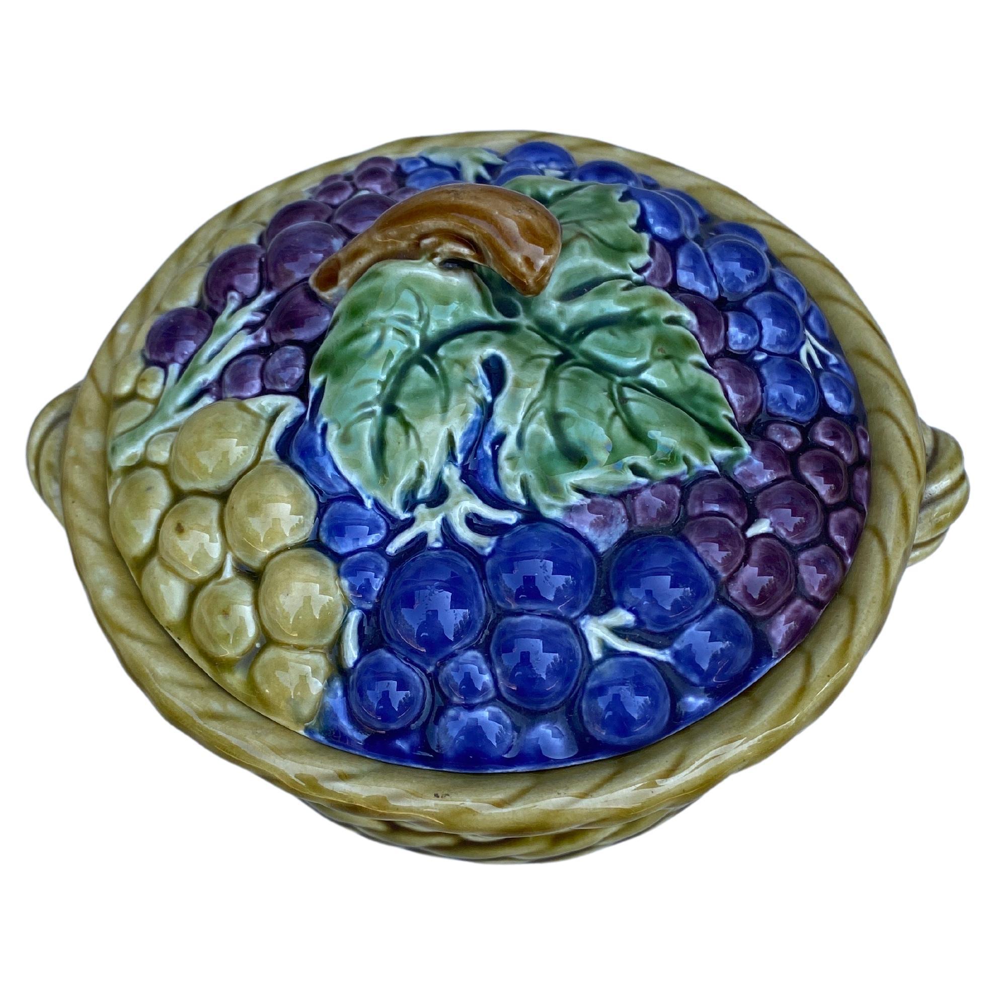 Cestino per uva in maiolica francese firmato Sarreguemines, 1920 circa.