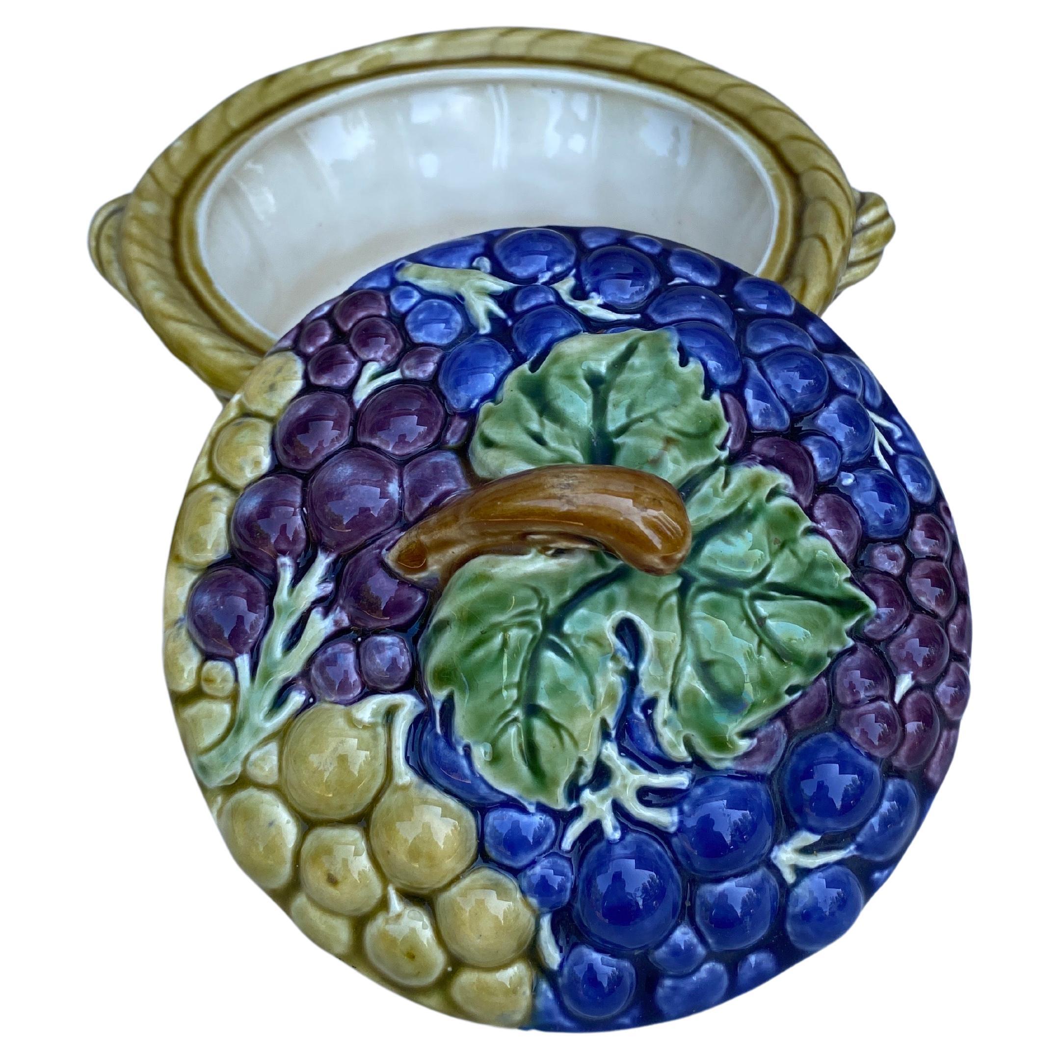 Country Cesto d'uva in maiolica francese Sarreguemines, 1920 circa in vendita