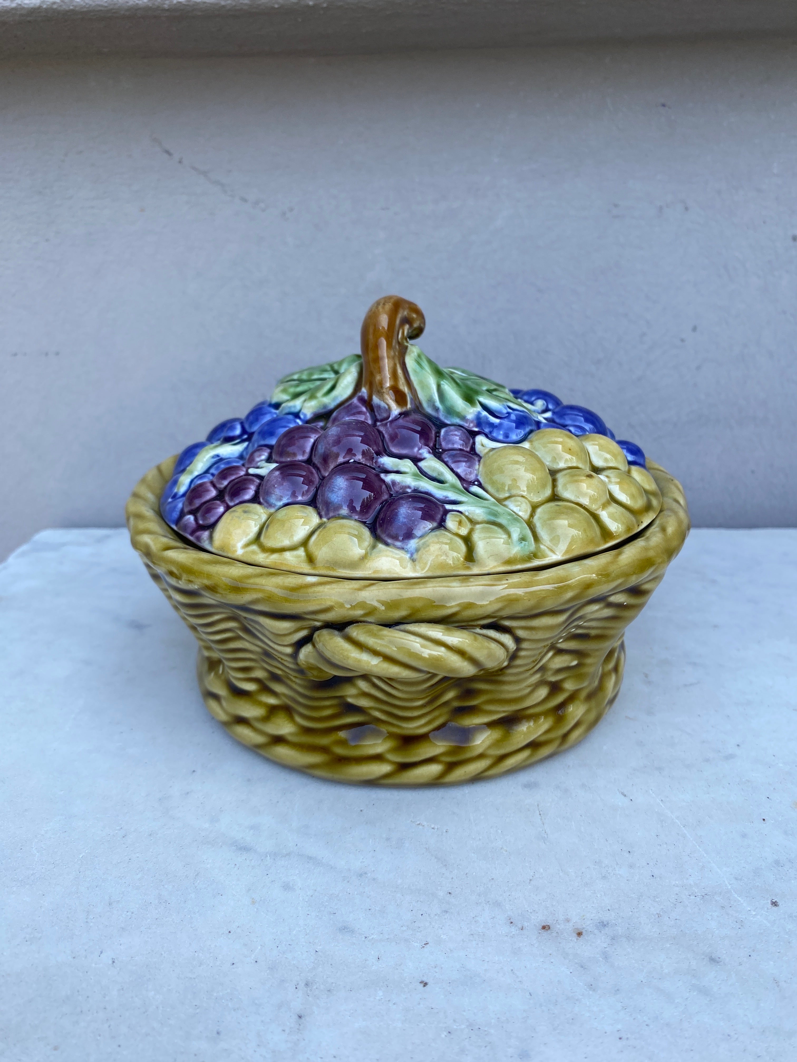 Francese Cesto d'uva in maiolica francese Sarreguemines, 1920 circa in vendita