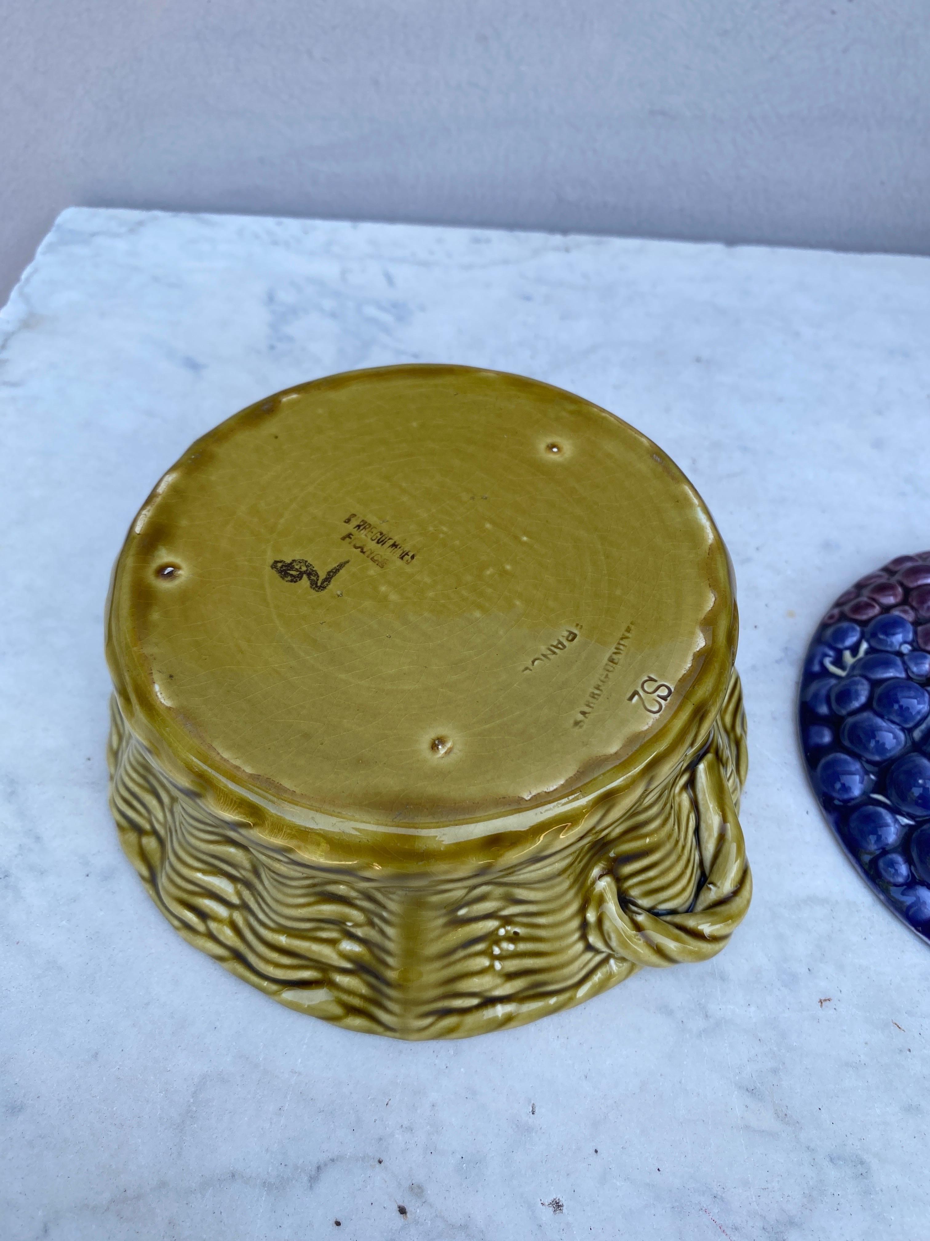 Cesto d'uva in maiolica francese Sarreguemines, 1920 circa In condizioni buone in vendita a Austin, TX