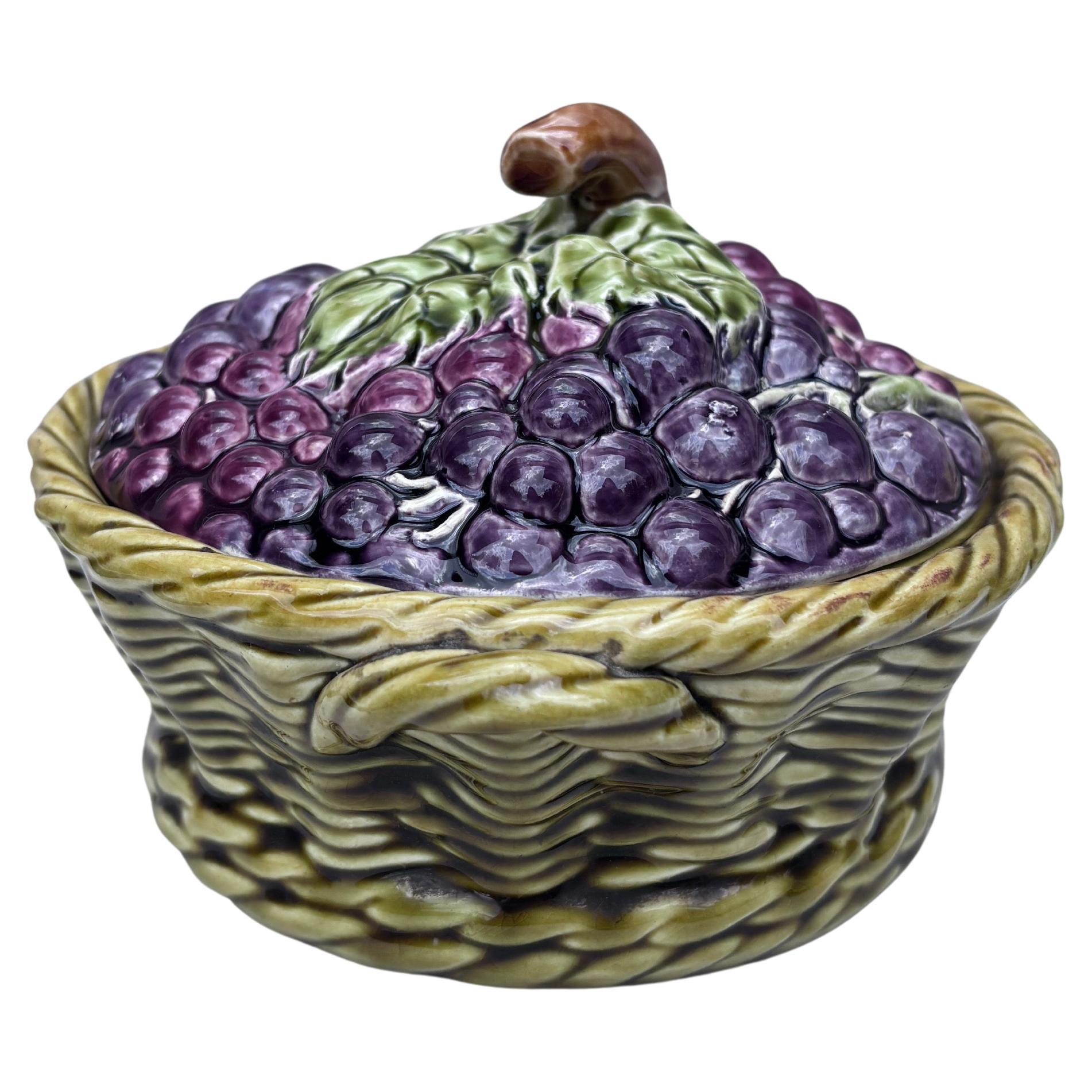 Zuppiera in maiolica francese per uva firmata Sarreguemines, 1920 circa.