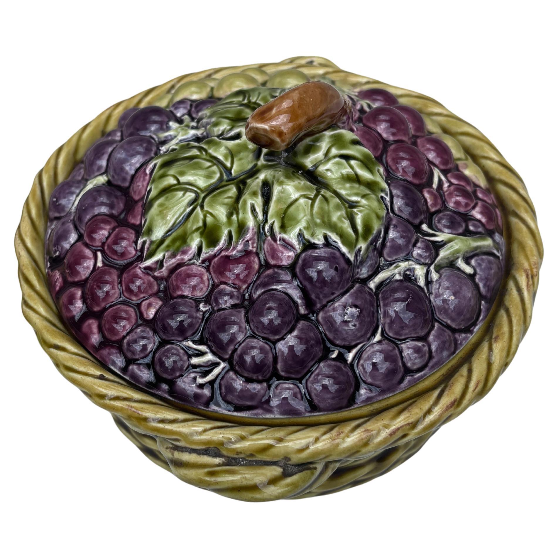 Country Zuppiera francese in maiolica con cesto d'uva Sarreguemines, 1920 ca. in vendita
