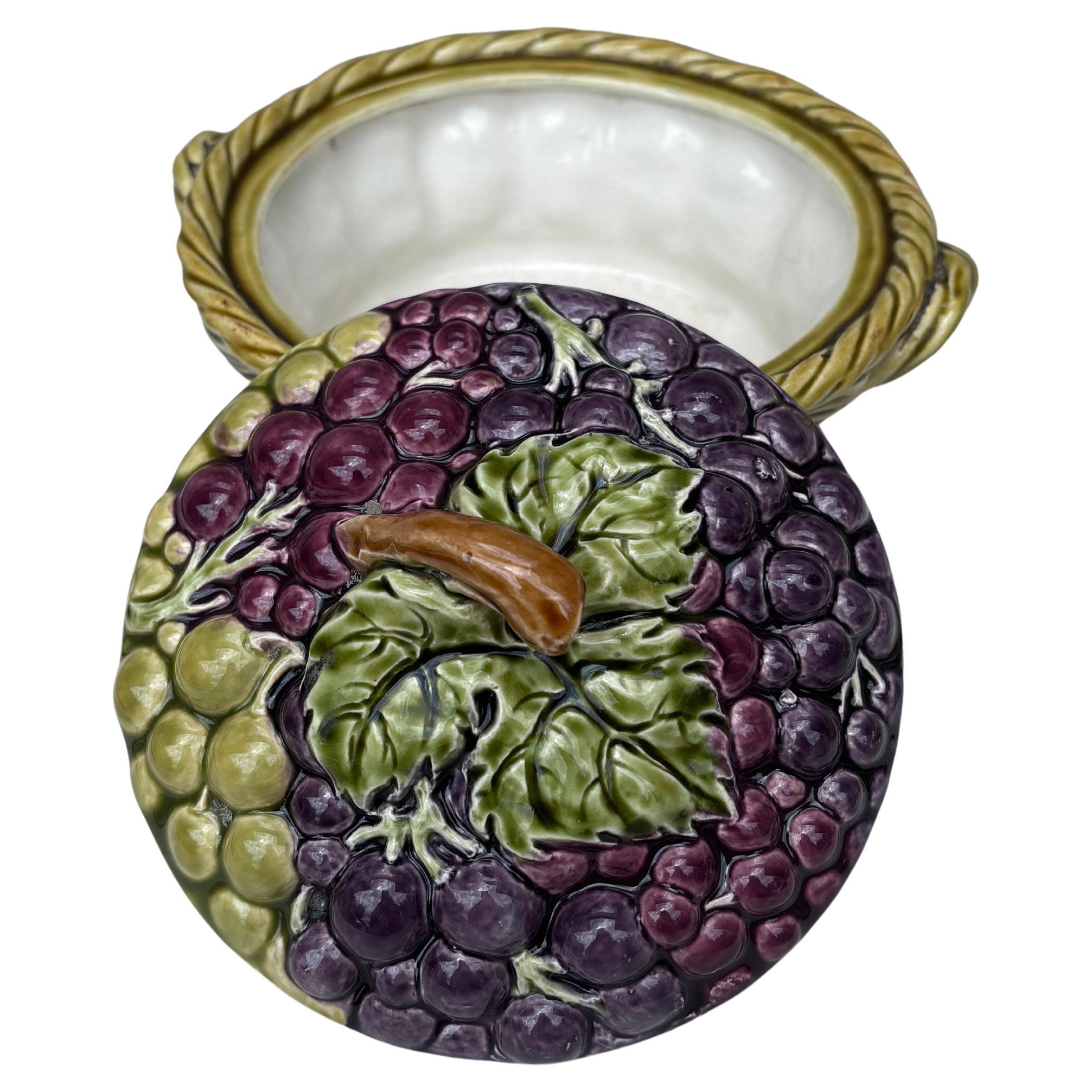 Francese Zuppiera francese in maiolica con cesto d'uva Sarreguemines, 1920 ca. in vendita
