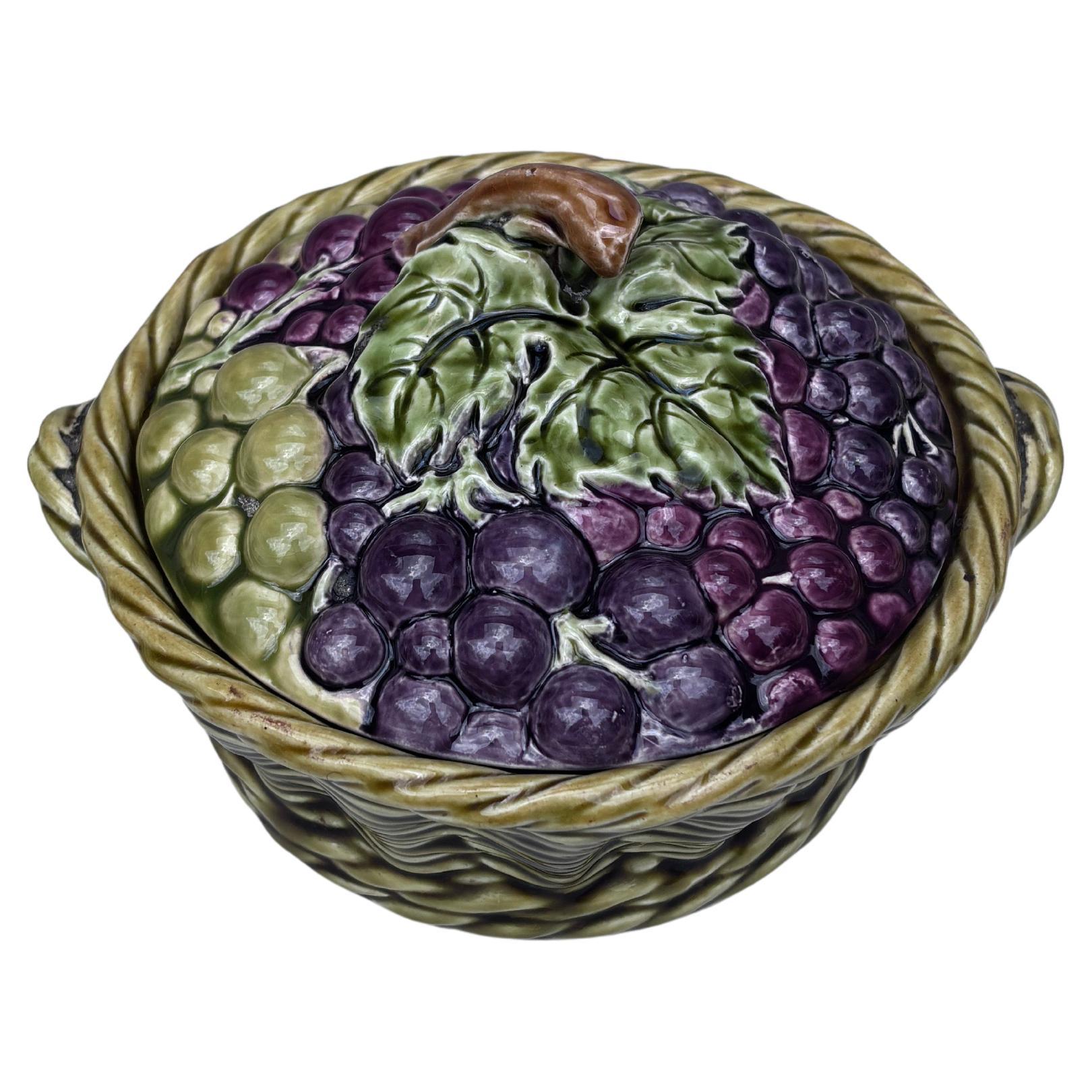 Zuppiera francese in maiolica con cesto d'uva Sarreguemines, 1920 ca. In condizioni buone in vendita a Austin, TX