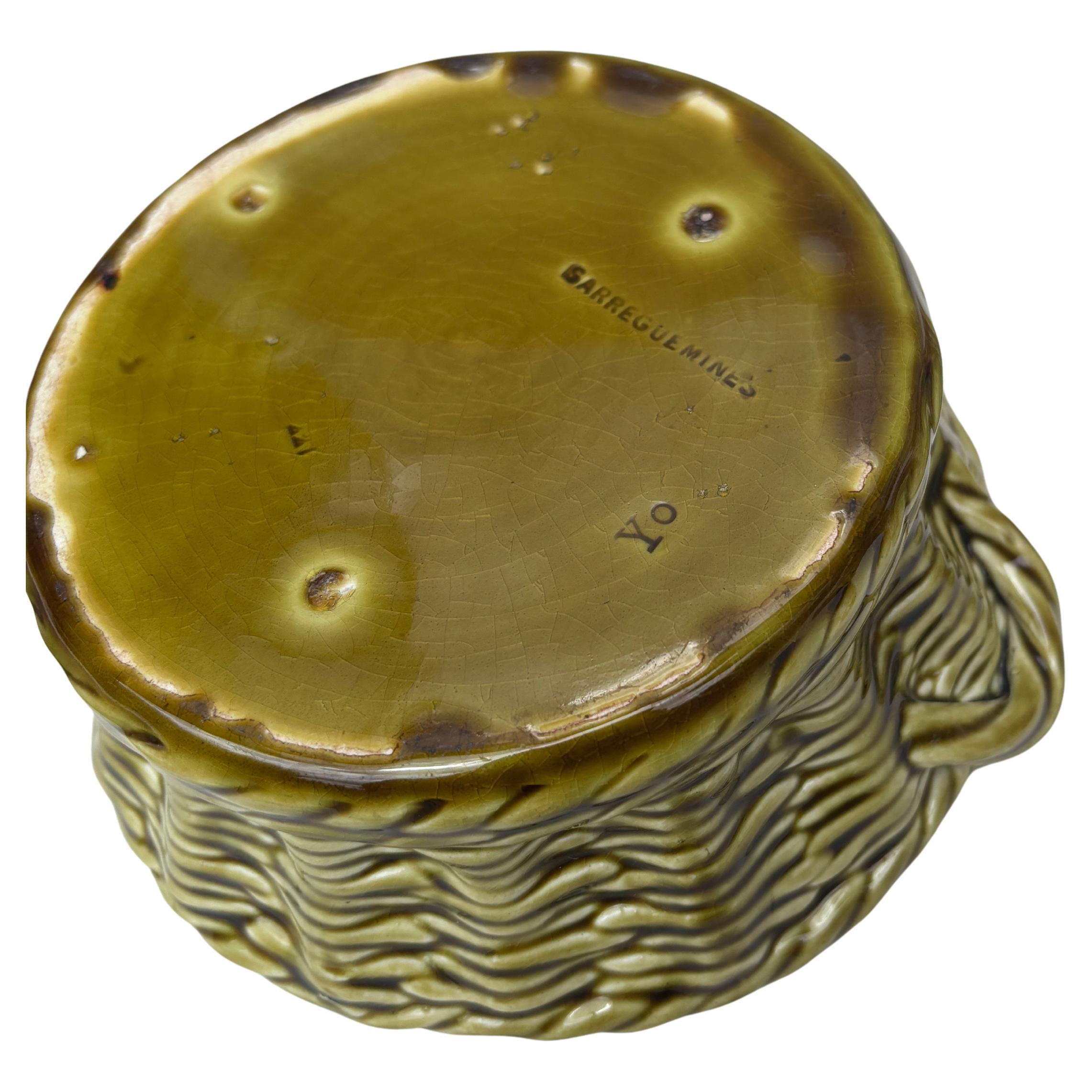 Inizio XX secolo Zuppiera francese in maiolica con cesto d'uva Sarreguemines, 1920 ca. in vendita