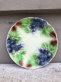 Piatto in maiolica francese con uva Onnaing, circa 1900