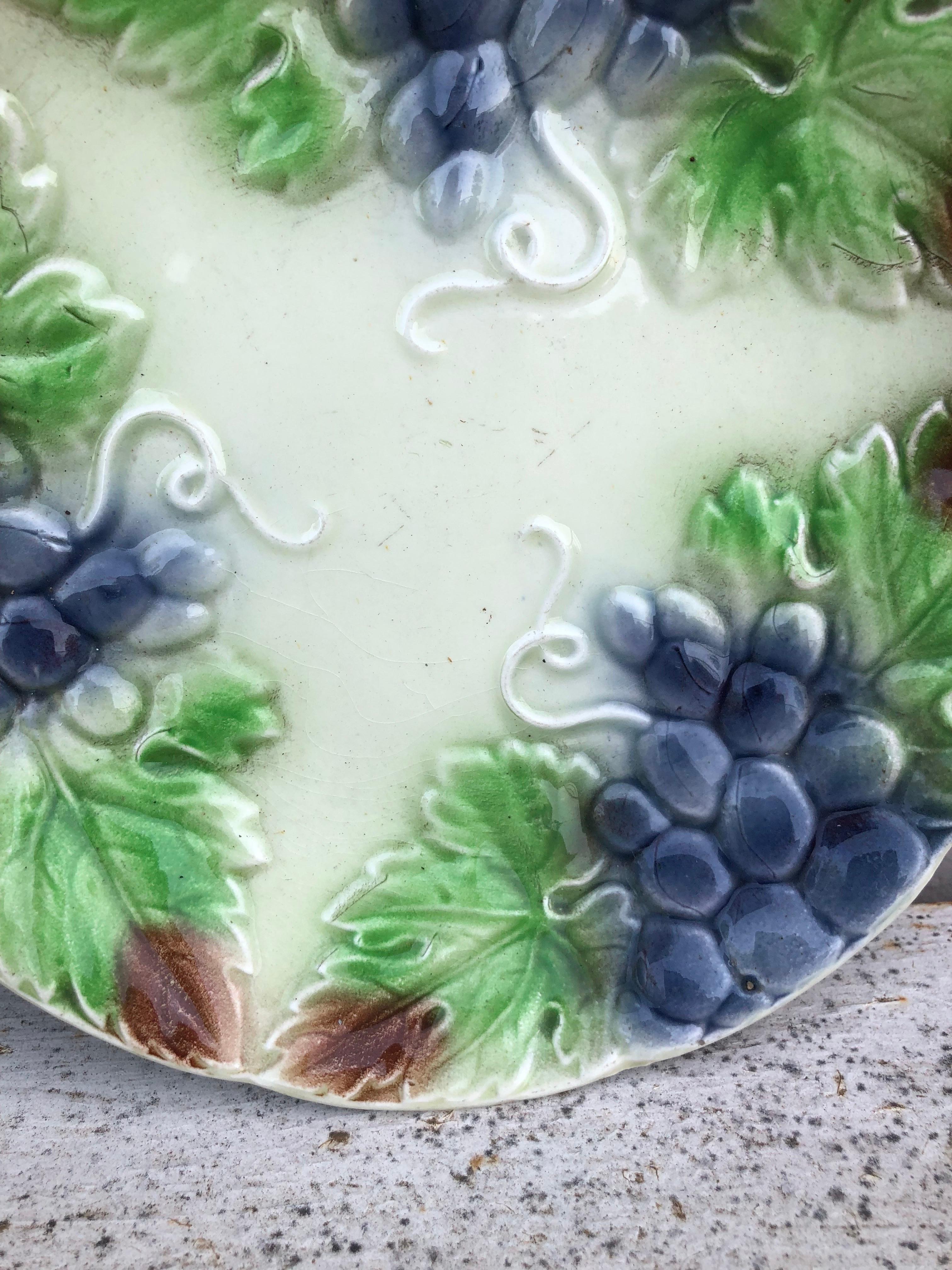 French Majolica Grapes Plate Onnaing, Circa 1900 In Good Condition For Sale In Austin, TX