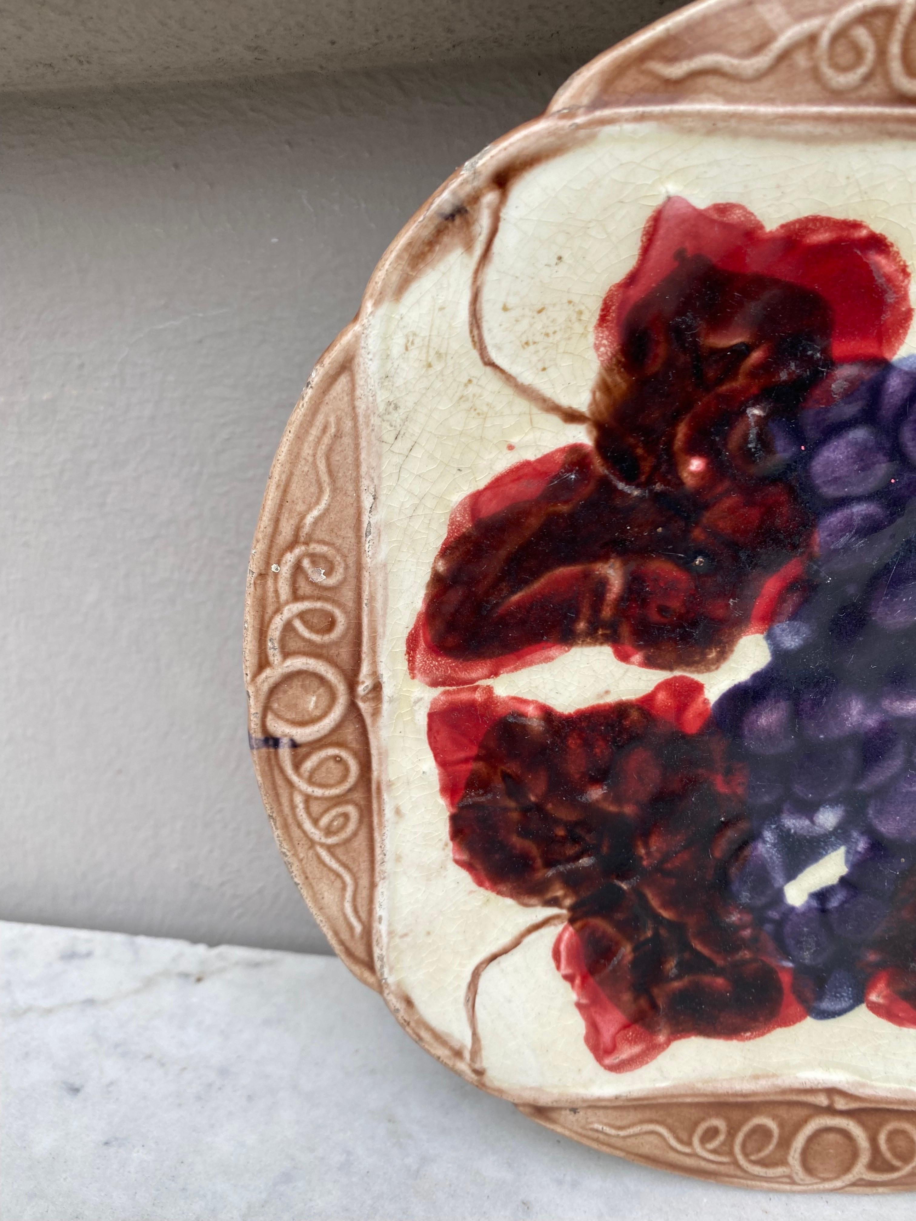 French Majolica Grapes Plate Orchies, circa 1900 In Good Condition For Sale In Austin, TX