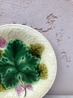 Piatto d'uva in maiolica francese Salins, 1890 circa