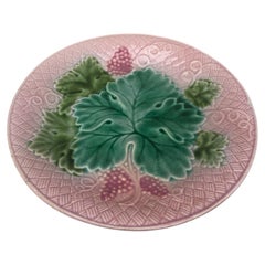Plato de mayólica francesa con uvas Salins, circa 1890