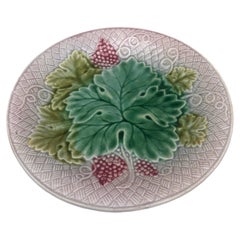 Plato de mayólica francesa con uvas Salins, circa 1890