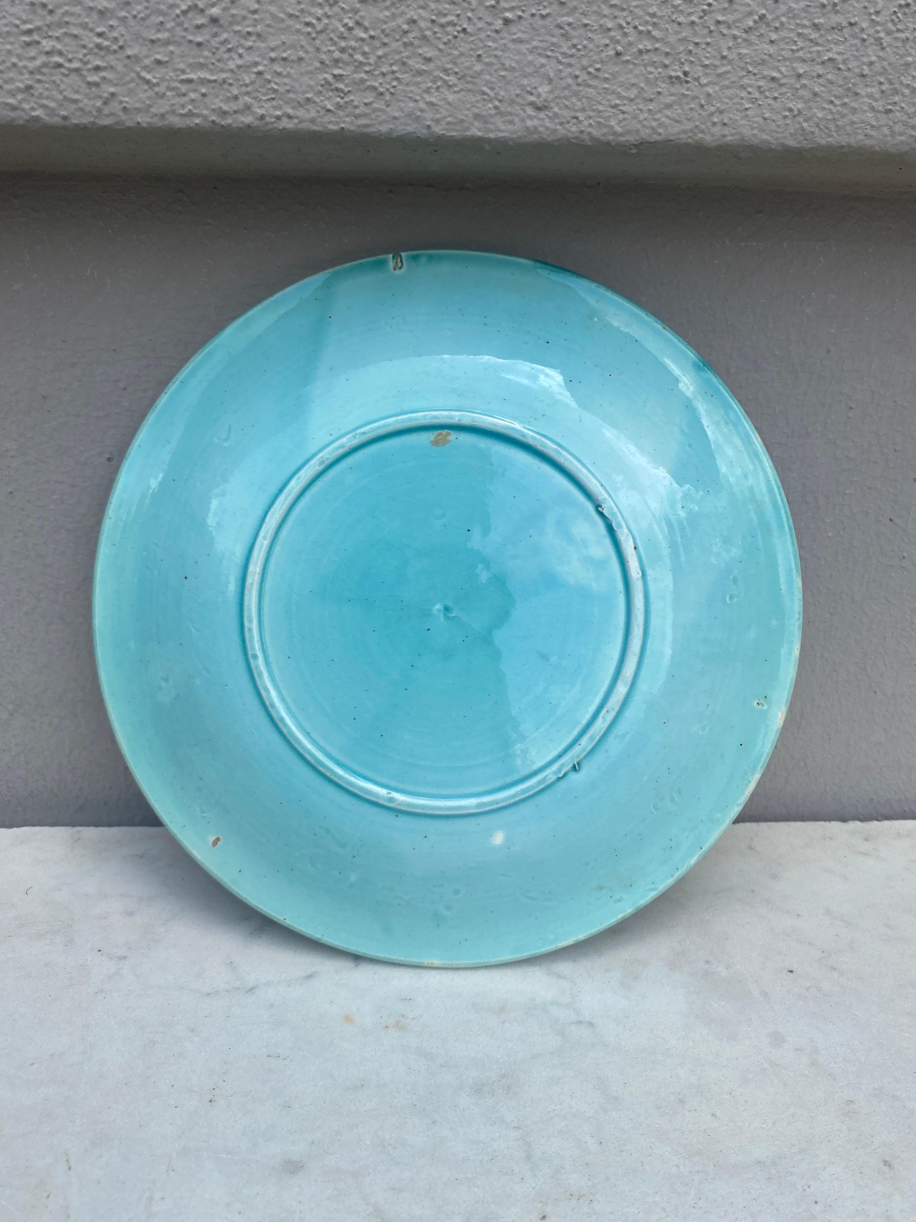 Assiette à raisins en majolique française Salins, Circa 1890 Bon état - En vente à Austin, TX