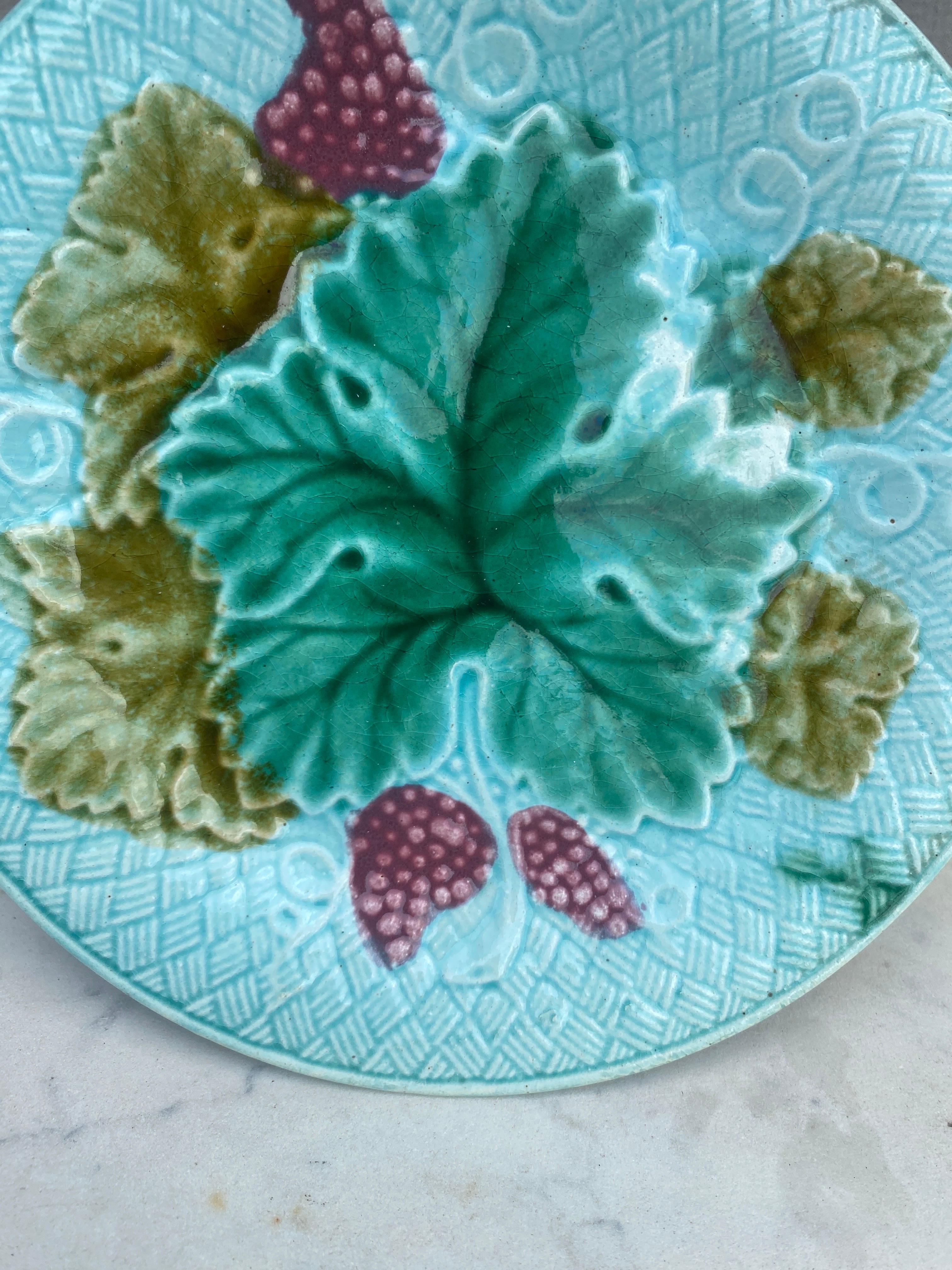 Rustique Assiette à raisins en majolique française Salins, Circa 1890 en vente