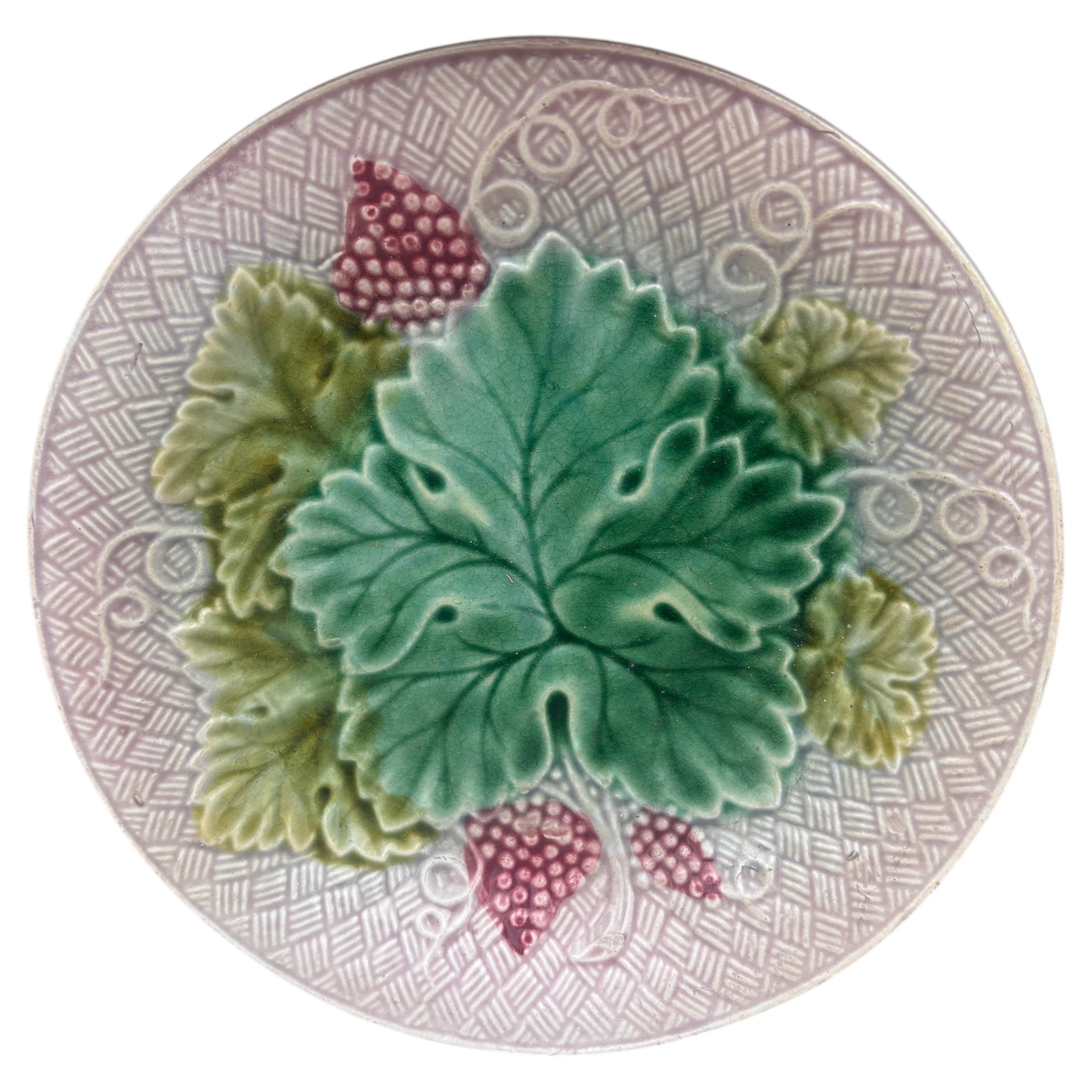 Piatto in maiolica francese con uva Salins, 1890 circa