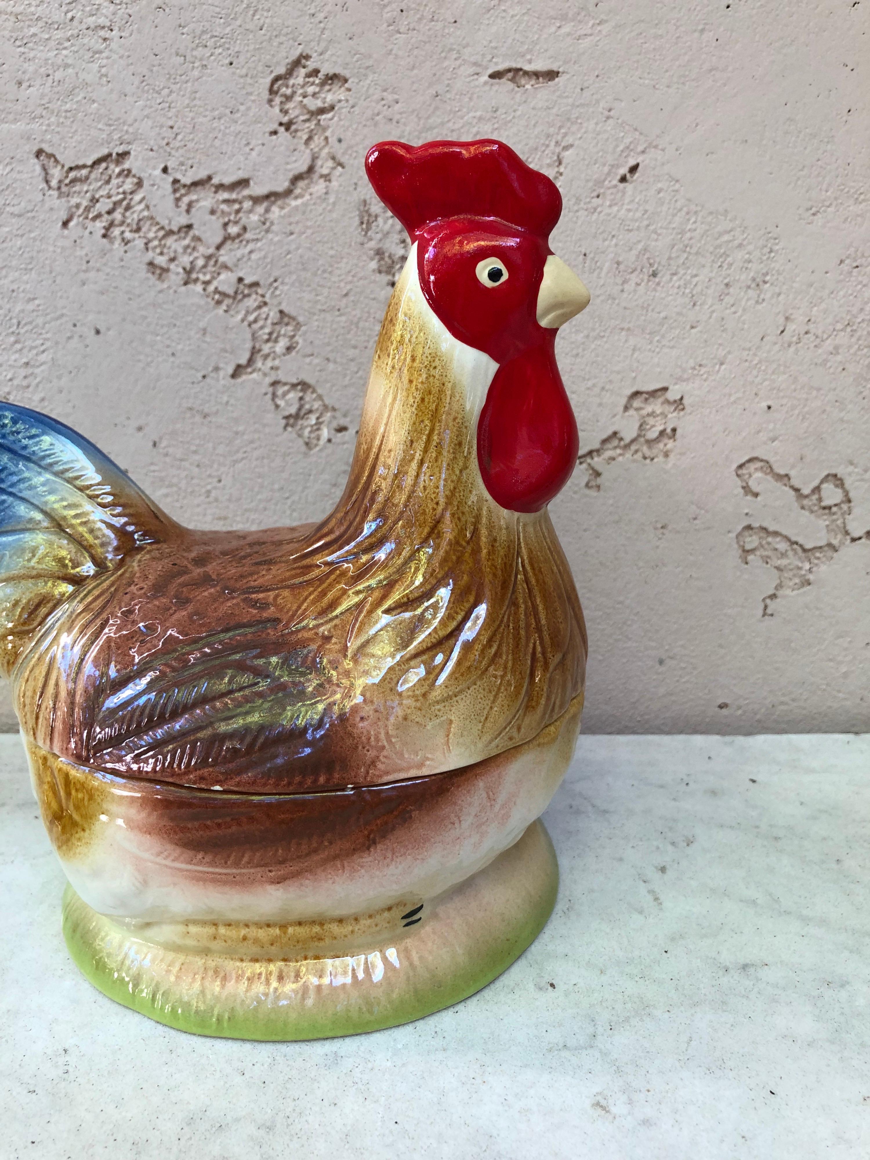 Zuppiera per galline in maiolica di campagna francese, 1950 circa, firmata Caugant.