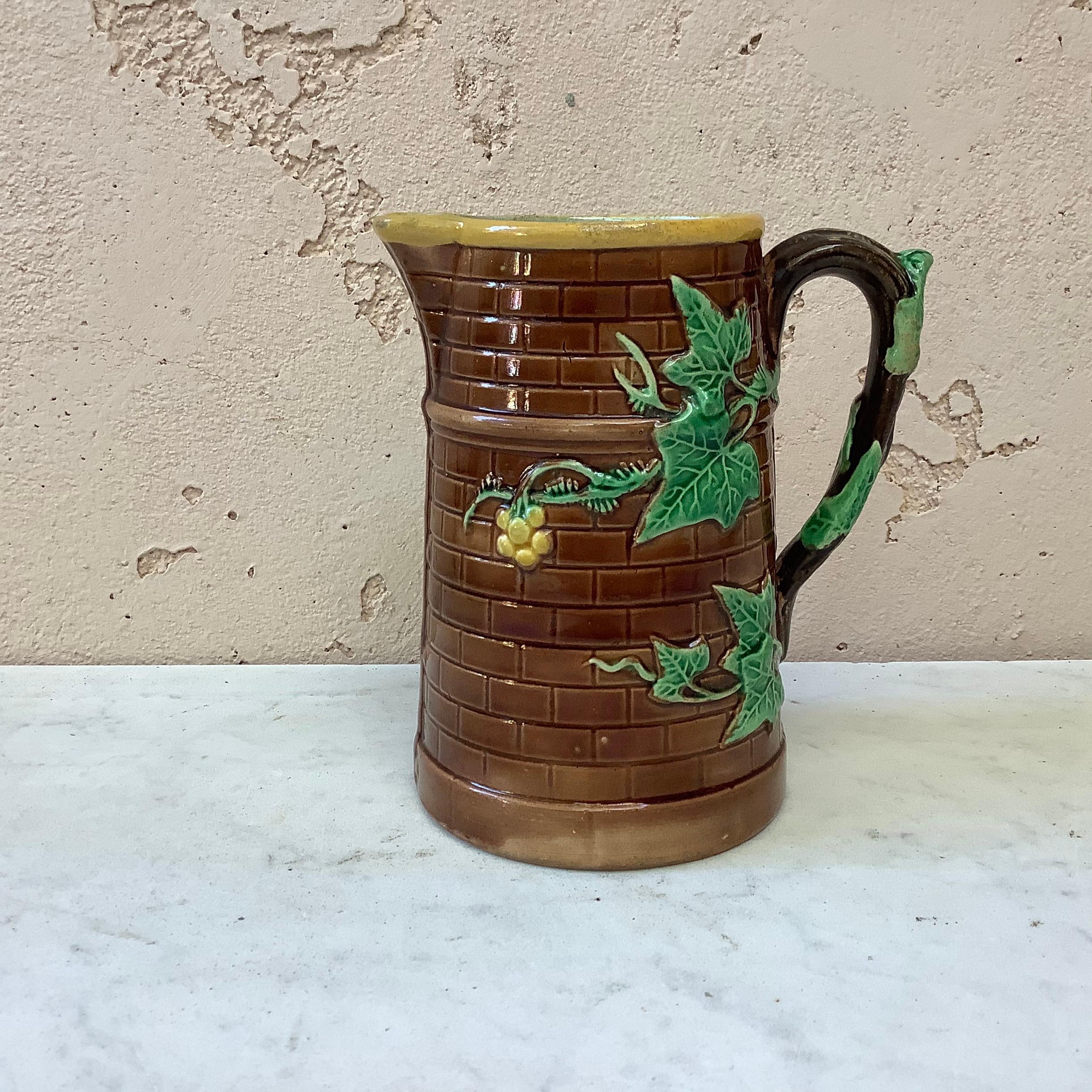 Jarra de hiedra de mayólica francesa Sarreguemines, hacia 1880 Francés en venta